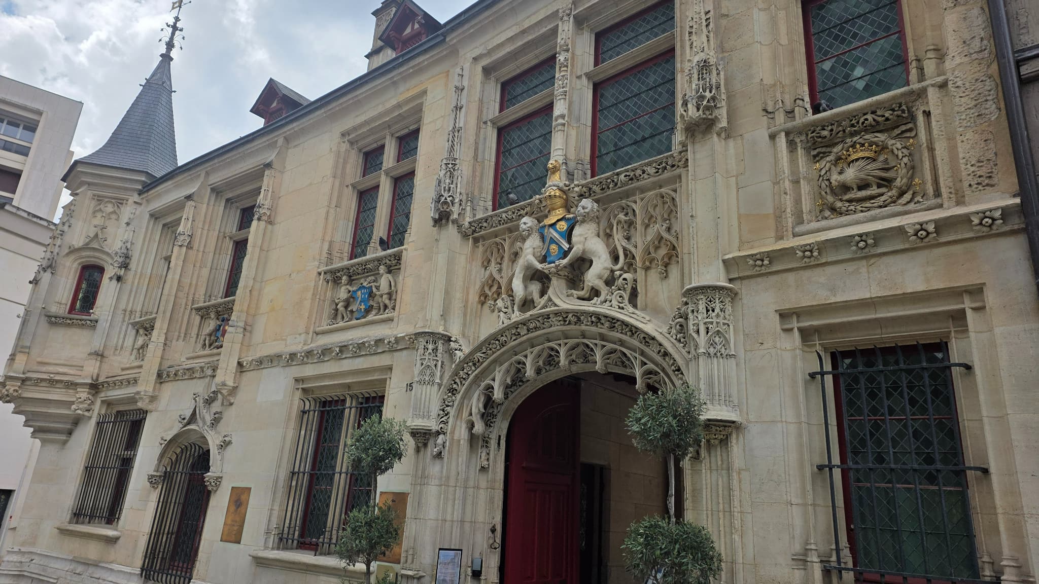 Le Bourgtheroulde à Rouen en zoom x1 Le Bourgtheroulde à Rouen en zoom x1