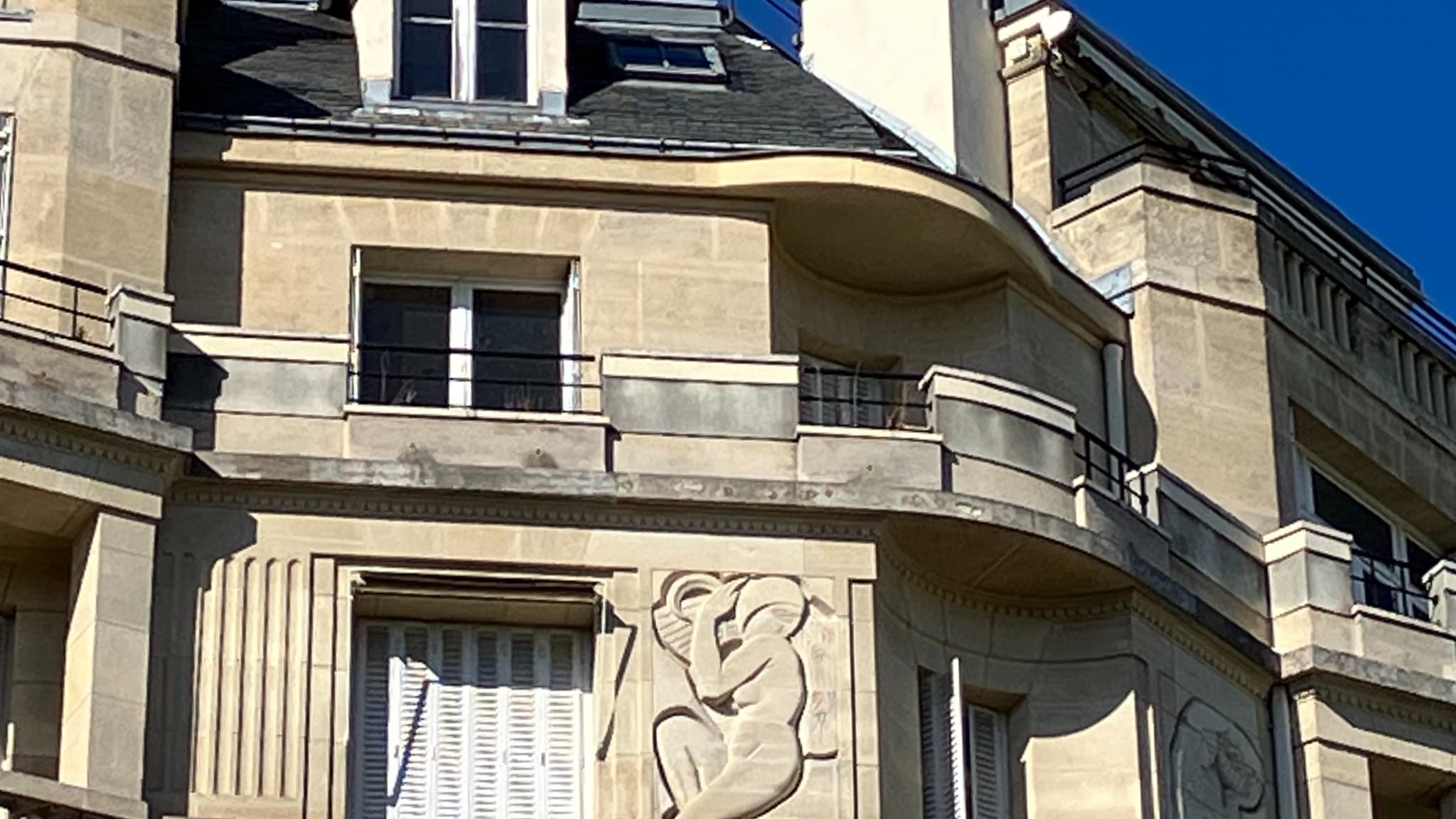 Prise de vue du même immeuble, sans avoir bougé d'un millimètre, en zoomant à fond sur l'iPhone SE 3. Il y a certes plus de grain, c'est moins net, mais ça reste correct. Prise de vue du même immeuble, sans avoir bougé d'un millimètre, en zoomant à fond sur l'iPhone SE 3. Il y a certes plus de grain, c'est moins net, mais ça reste correct.