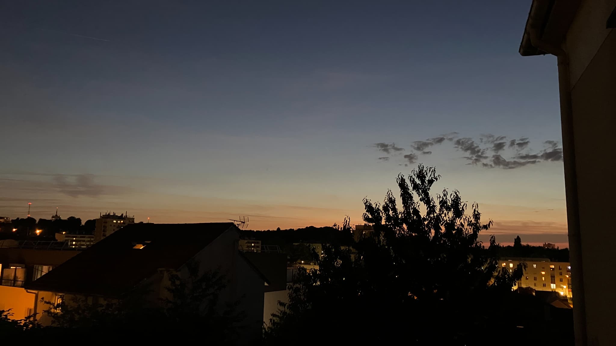 Le coucher de soleil sera le dernier évènement de la journée que l'iPhone SE 3 arrivera à bien immortaliser... Le coucher de soleil sera le dernier évènement de la journée que l'iPhone SE 3 arrivera à bien immortaliser...