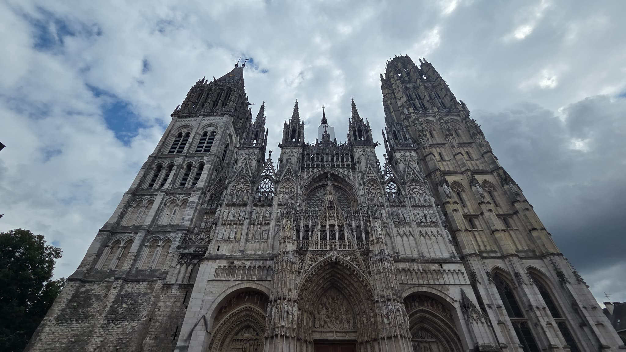 La Cathédrale de Rouen en ultra grand angle (x0.6) La Cathédrale de Rouen en ultra grand angle (x0.6)