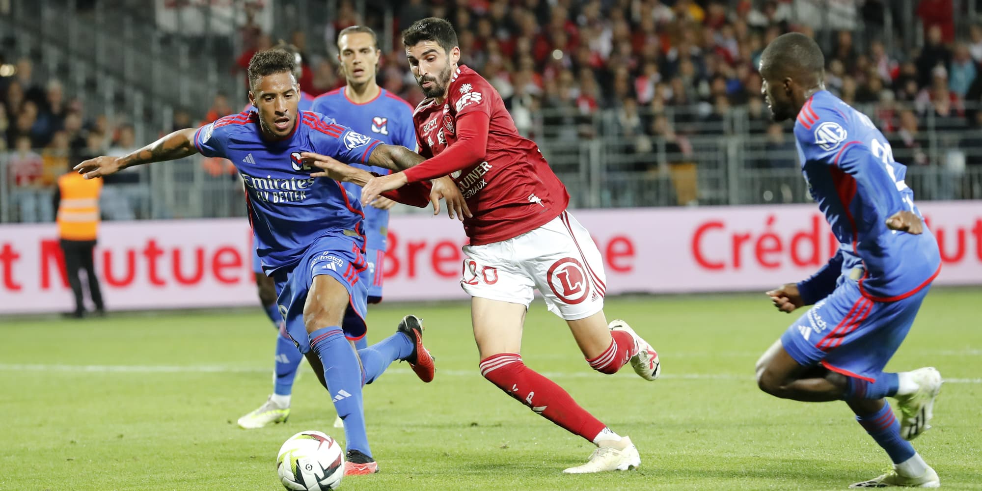 Corentin Tolisso et Pierre Lees Melou lors du premier match entre le Stade Brestois 29 et l'Olympique Lyonnais, le 23 septembre 2023 au Stade Francis-Le Ble (Brest).
