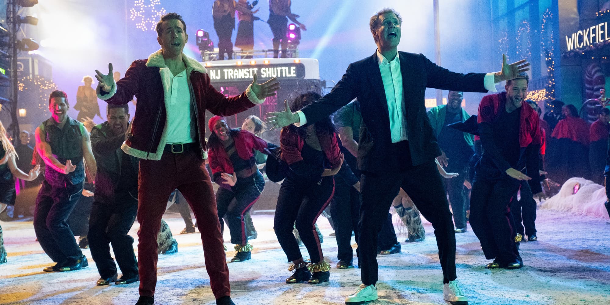 Clint Briggs (Ryan Reynolds) et L'Esprit du Noël (Will Ferrell) dans "Spirited". 
