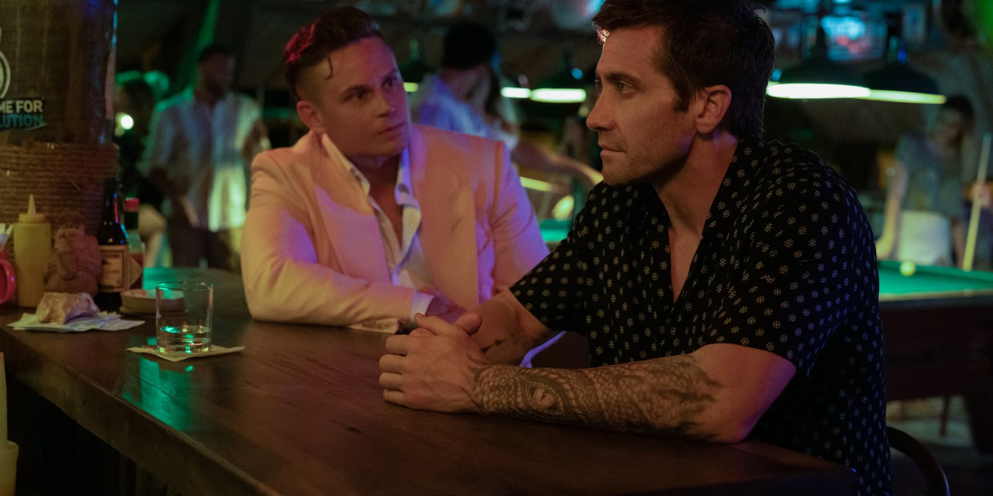 Billy Magnussen et Jake Gyllenhaal dans ''Road House'', à voir dès maintenant sur Prime Video.
