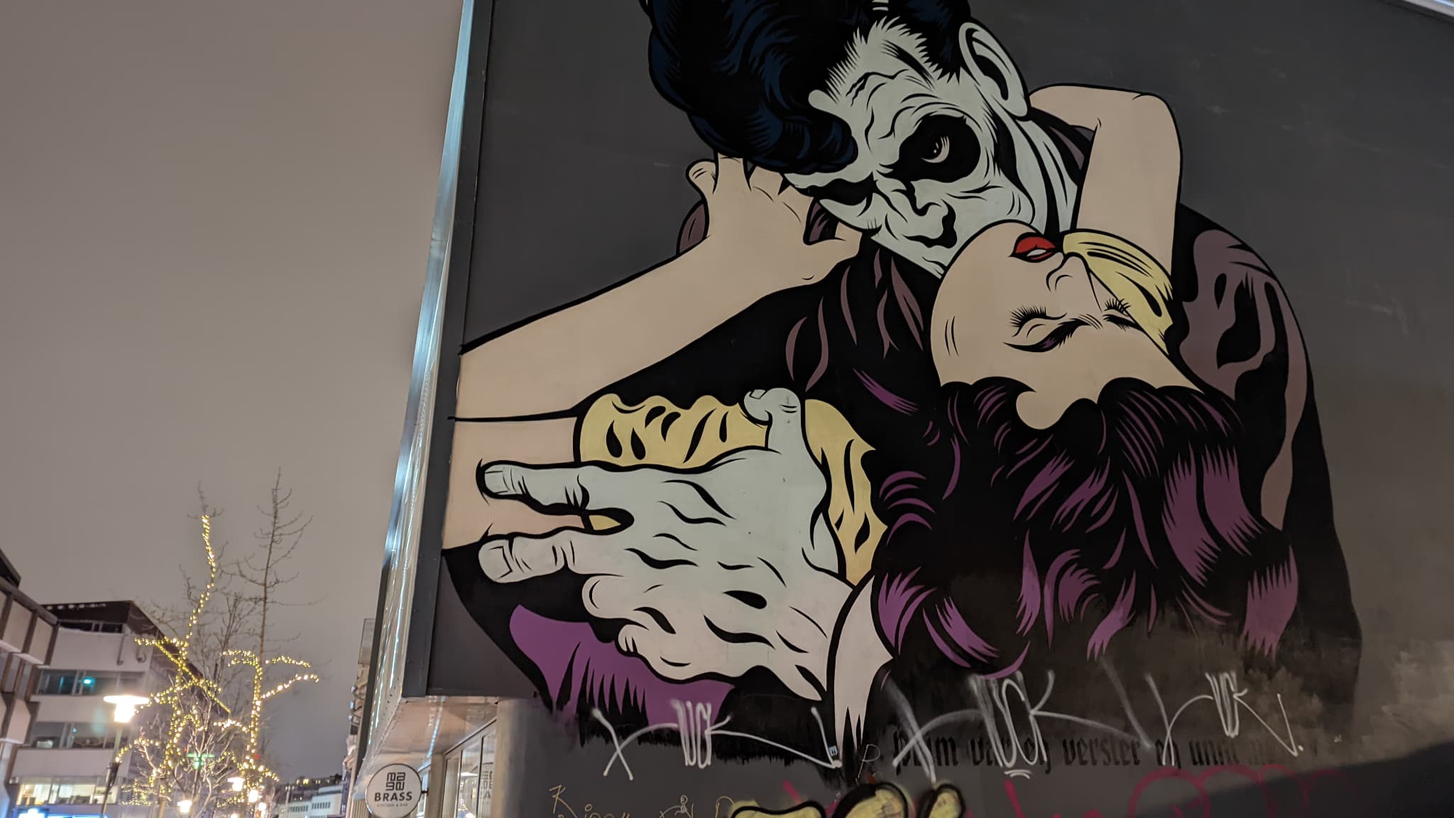 Même en soirée et à faible luminosité, le Google Pixel 6 Pro permet d'apprécier le street art à Reykjavik Même en soirée et à faible luminosité, le Google Pixel 6 Pro permet d'apprécier le street art à Reykjavik