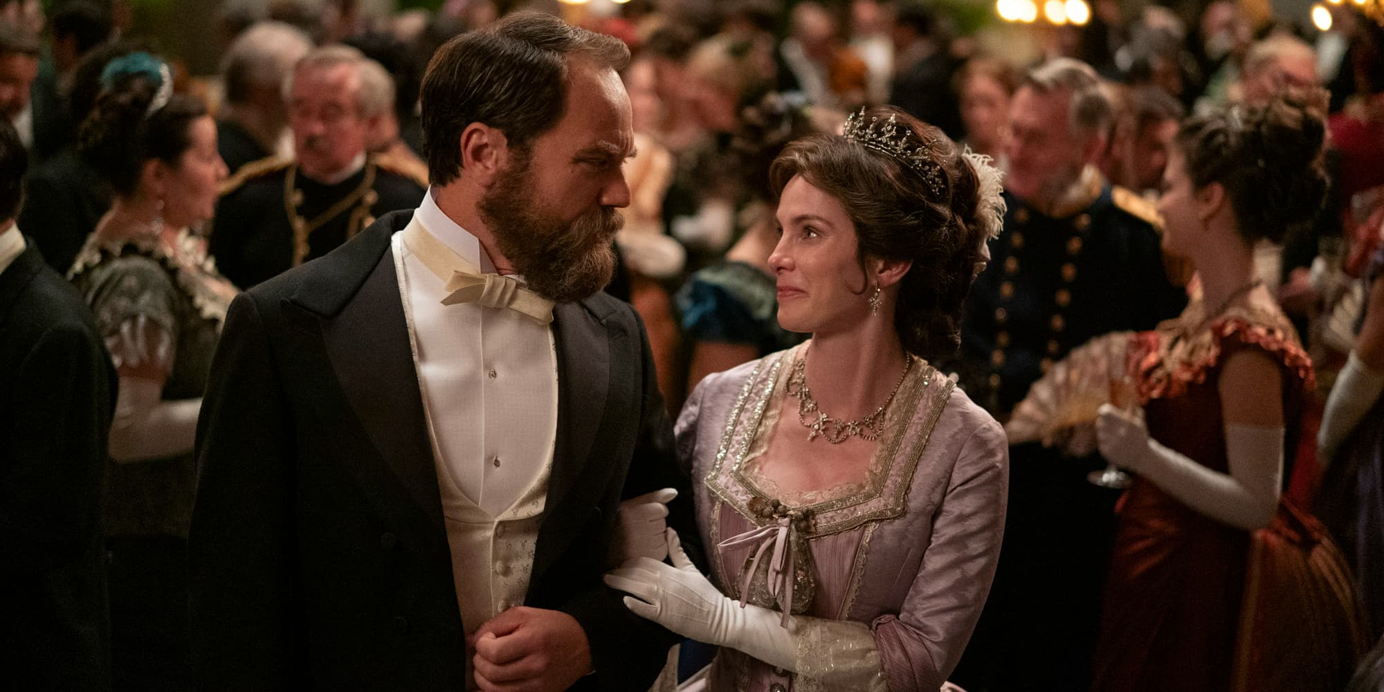 Michael Shannon (James Garfield) et Betty Gilpin (Crete Garfield) dans ''Le Président foudroyé'', à découvrir le 6 novembre sur Netflix.
