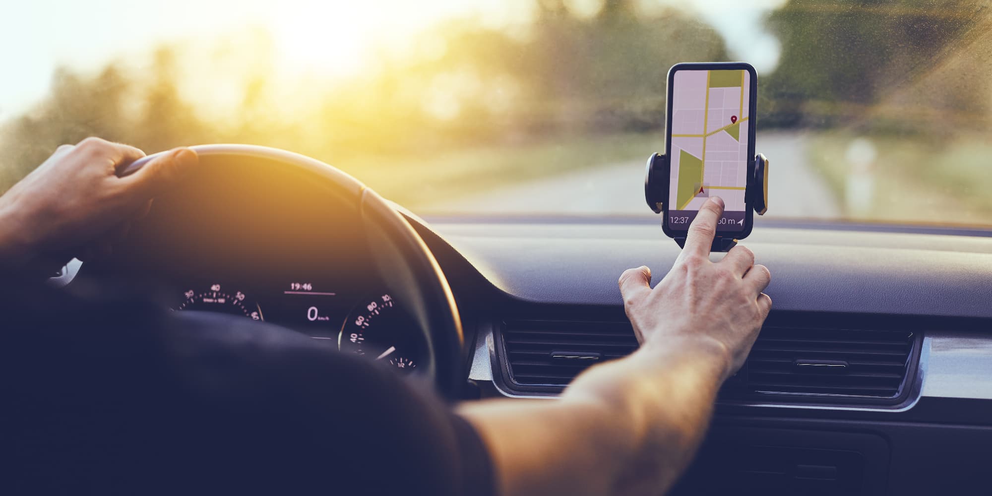 Fixez votre smartphone dans votre champ de vision pour utiliser le GPS en toute sécurité !