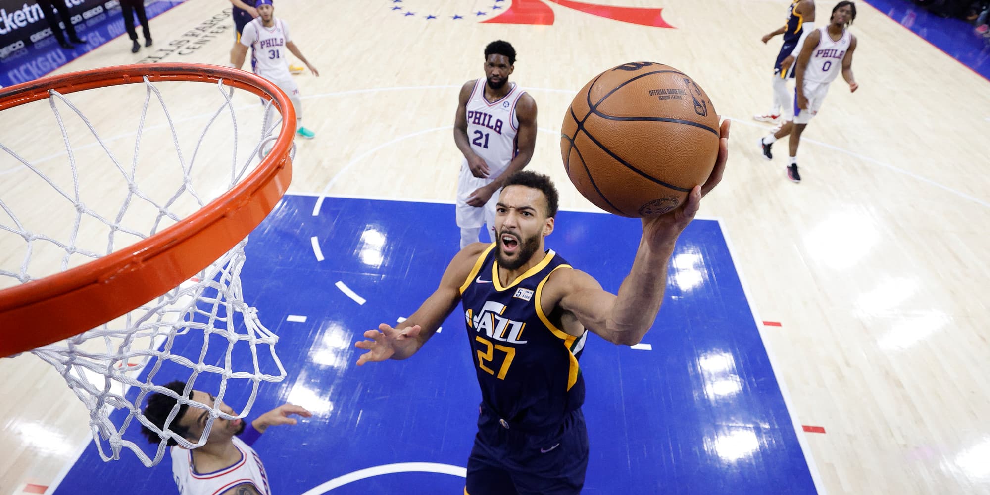 Rudy Gobert lors d'un match NBA de l'Utah Jazz contre les Philadelphia 76ers, au Wells Fargo Center de Philadelphie, le 9 décembre 2021.