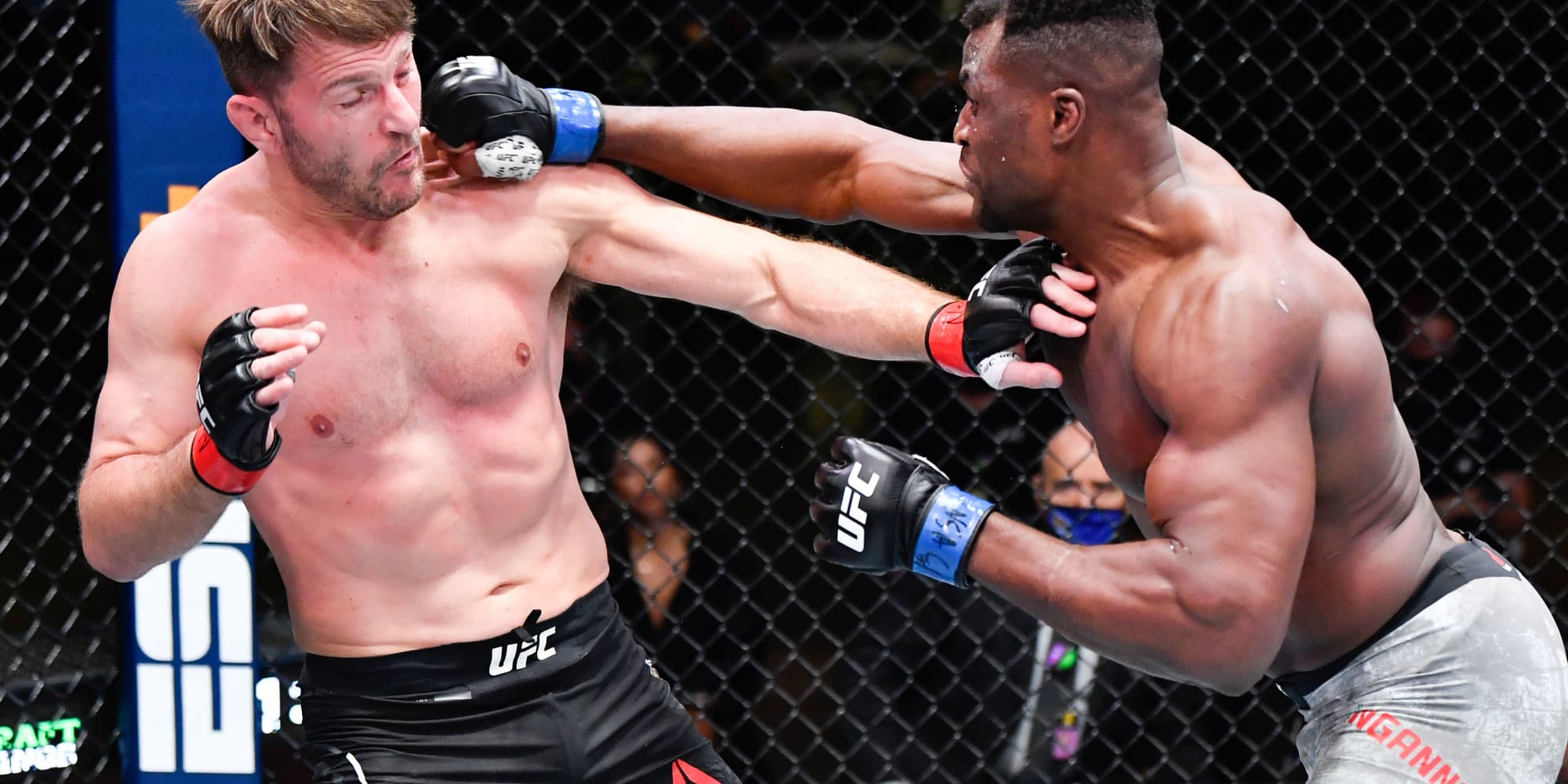 Francis Ngannou face à Stipe Miocic lors de l'UFC 260, le 27 mars 2021.