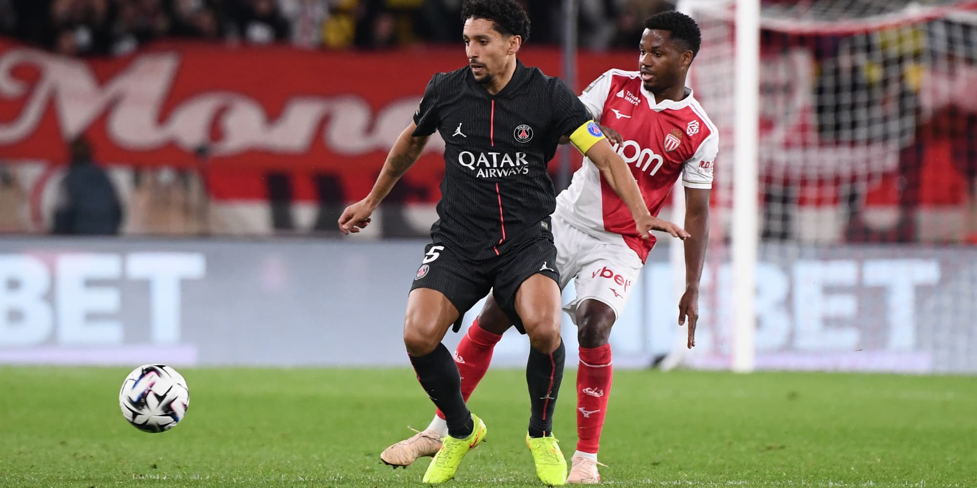Marquinhos et Ansu Fati lors du dernier match de Ligue 1 entre Monaco et Paris, le 29 novembre 2025 au Stade Louis-II (Monaco).