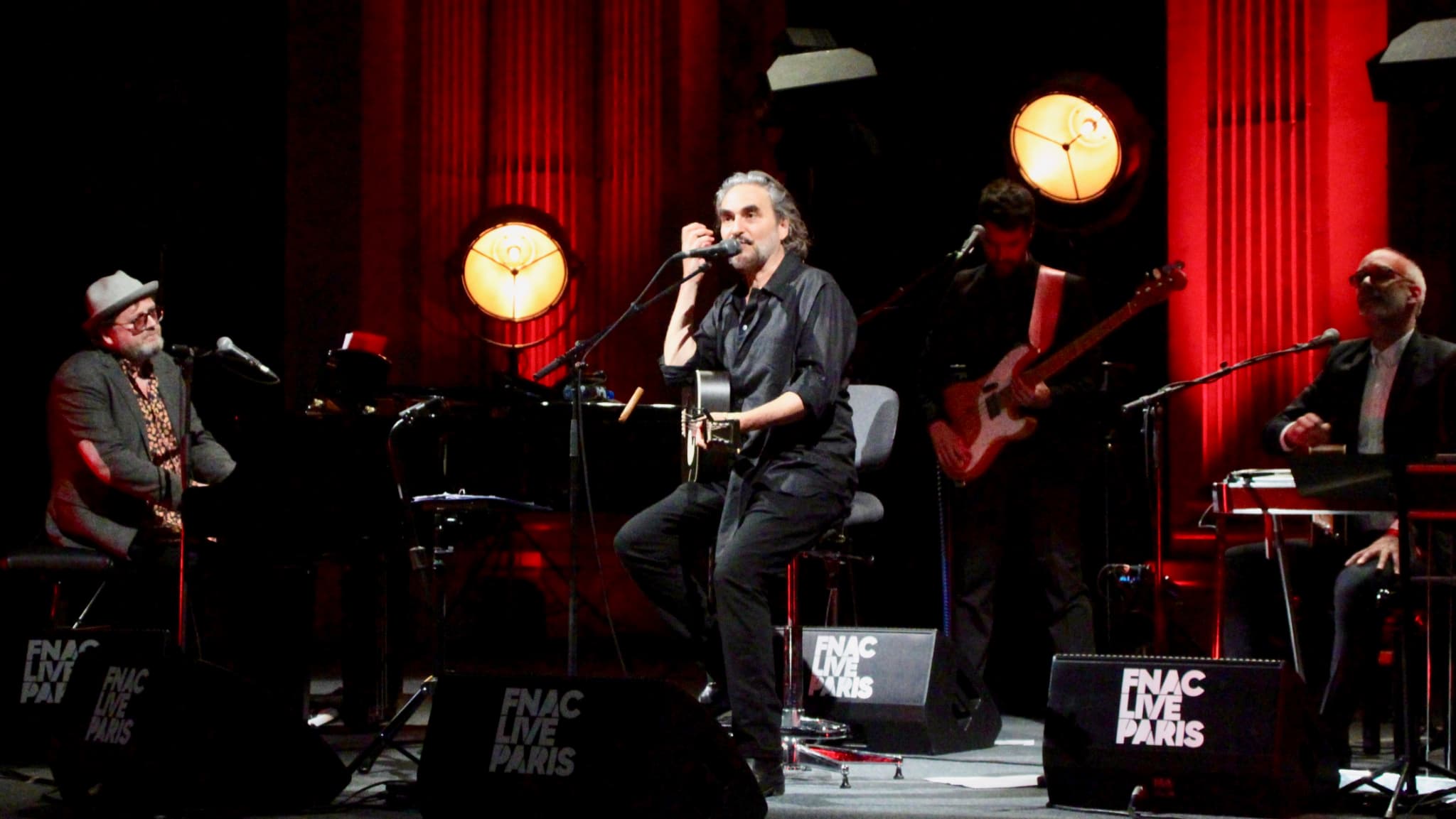 C'est dans l'intimité du Salon, et accompagné de quatre musiciens, que Stephan Eicher interprète ses nouvelles chansons à la guitare. C'est dans l'intimité du Salon, et accompagné de quatre musiciens, que Stephan Eicher interprète ses nouvelles chansons à la guitare.