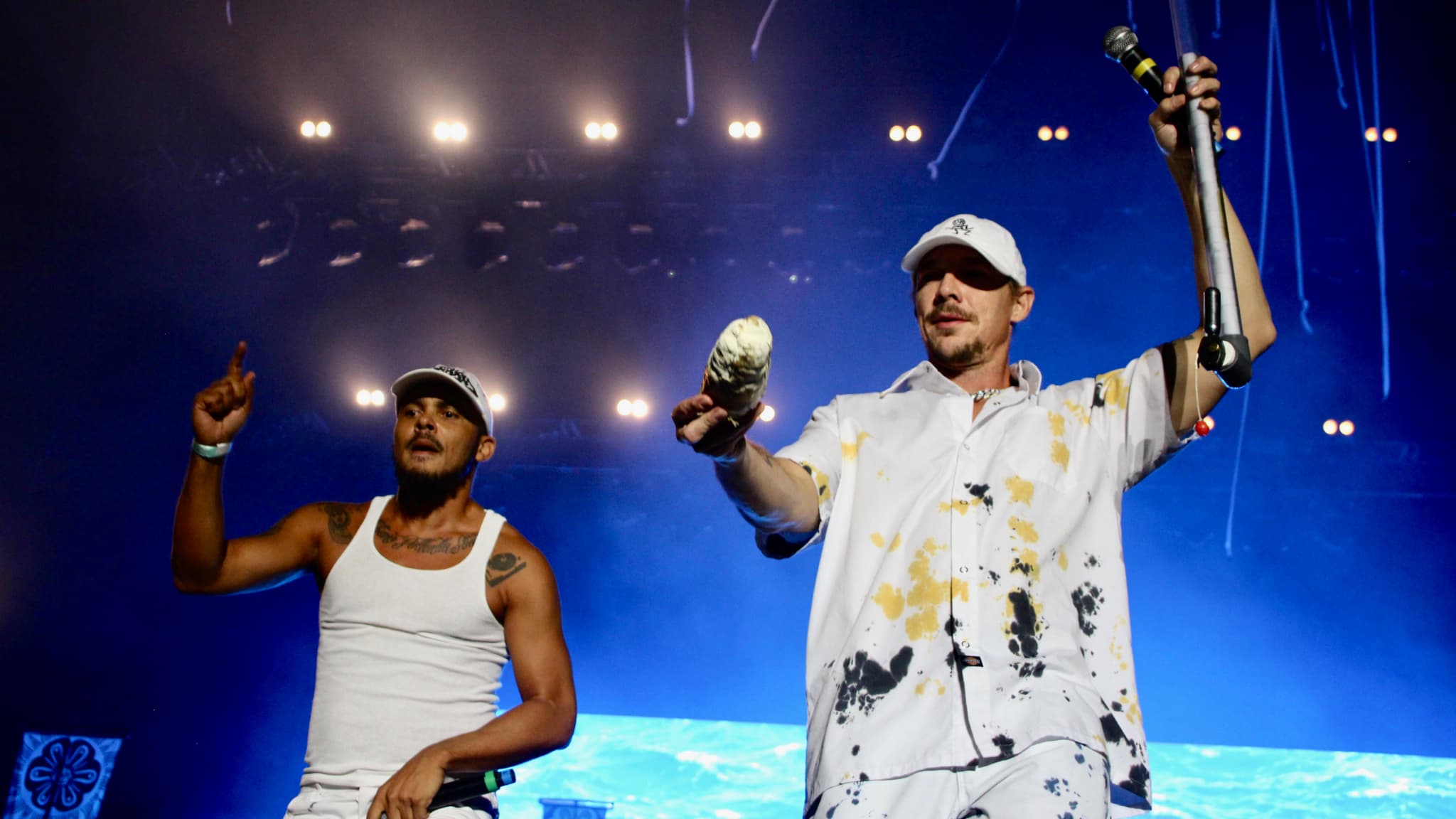 On ne rêve pas, c'est bien un authentique sauciflard que le DJ s'apprête à jeter dans la foule ? On ne rêve pas, c'est bien un authentique sauciflard que le DJ s'apprête à jeter dans la foule ?