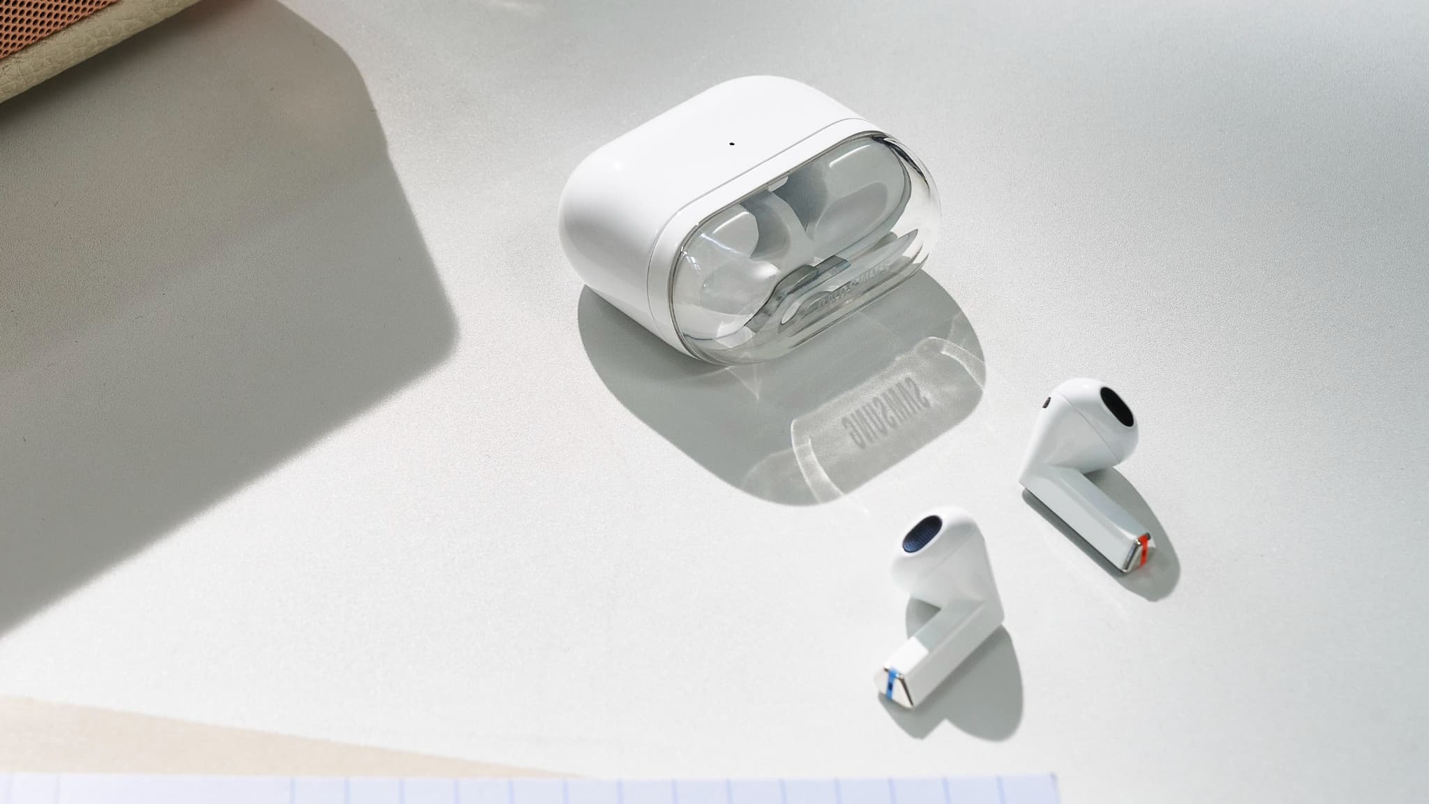 Les Samsung Galaxy Buds3 et leur boîtier, dans leur coloris blanc.