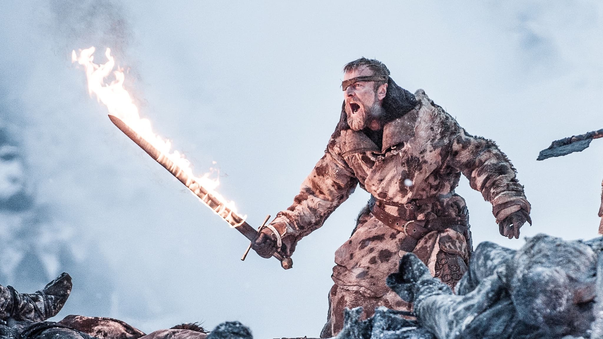 Beric Dondarrion (Richard Dormer) et son épée enflammée, en partie similaire à celle de la légende d’Azor Ahai.