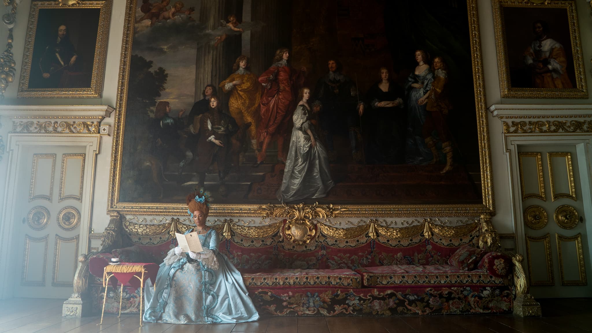 La Reine Charlotte d'Angleterre adore lire La Gazette de Lady Whistledown dans La Chronique des Bridgerton La Reine Charlotte d'Angleterre adore lire La Gazette de Lady Whistledown dans La Chronique des Bridgerton