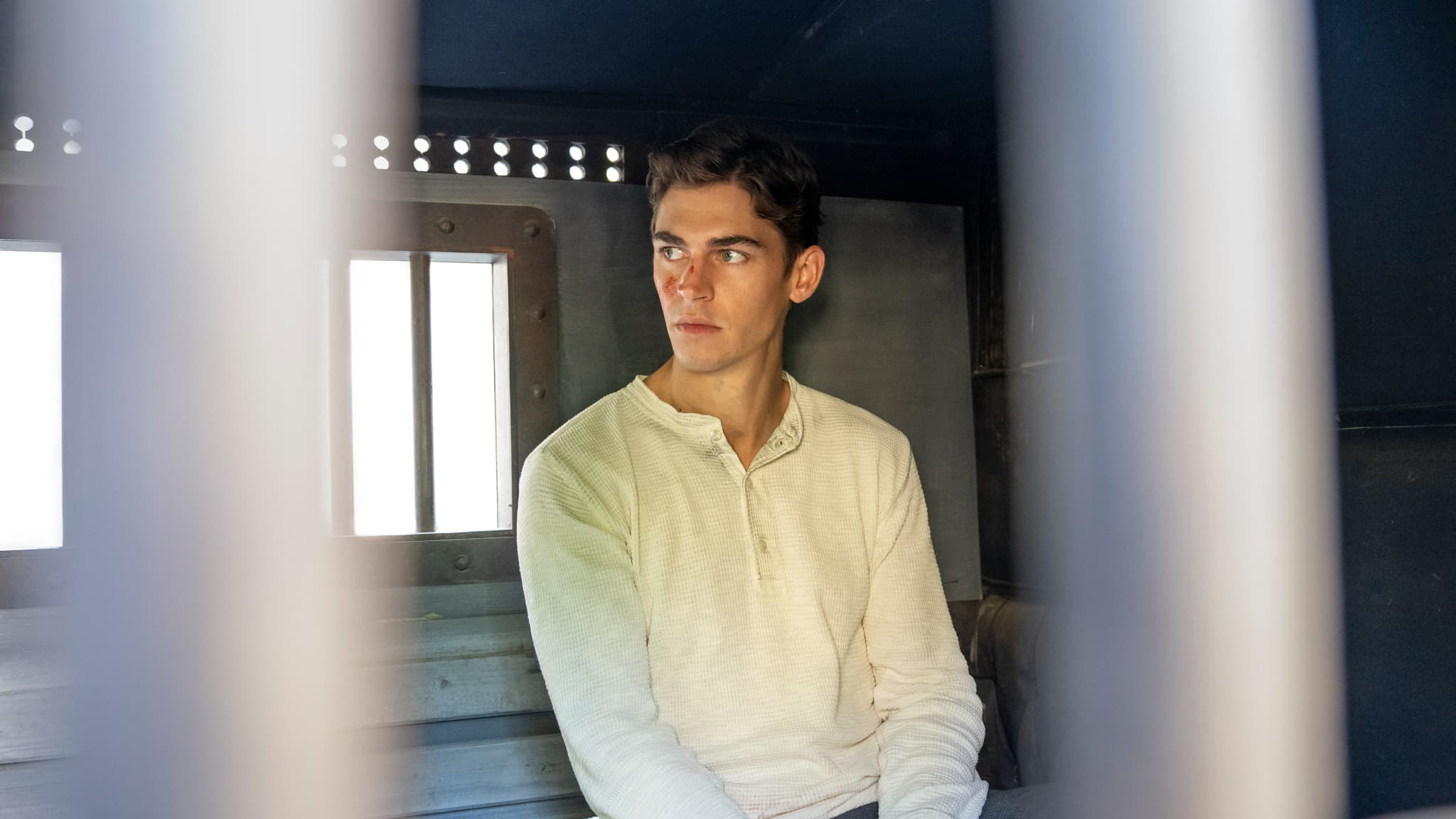 Hero Fiennes Tiffin incarne Sherlock Holmes dans ''Young Sherlock''.