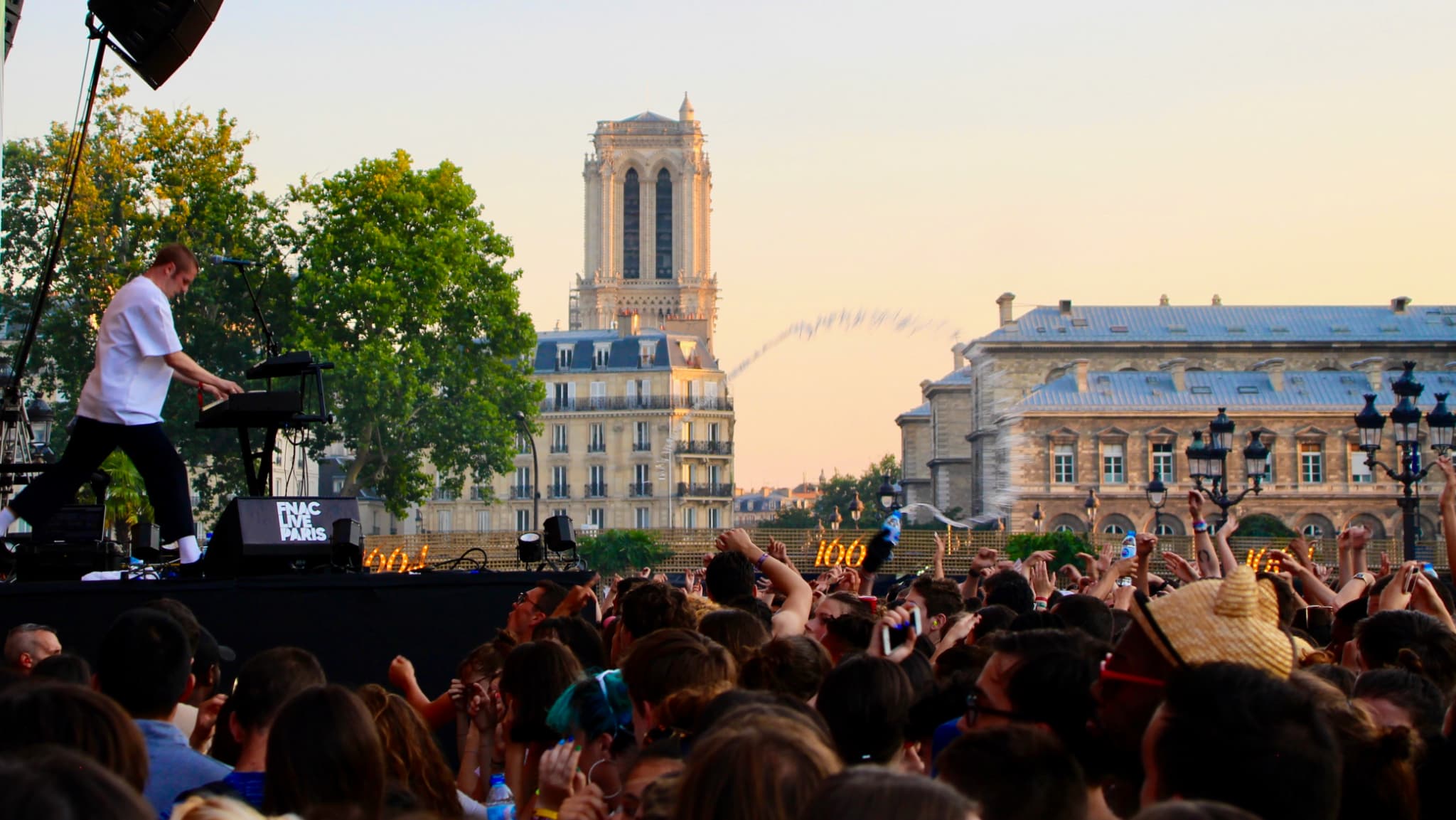 Le public a résisté à la chaleur pour découvrir le set de Hervé. Le public a résisté à la chaleur pour découvrir le set de Hervé.
