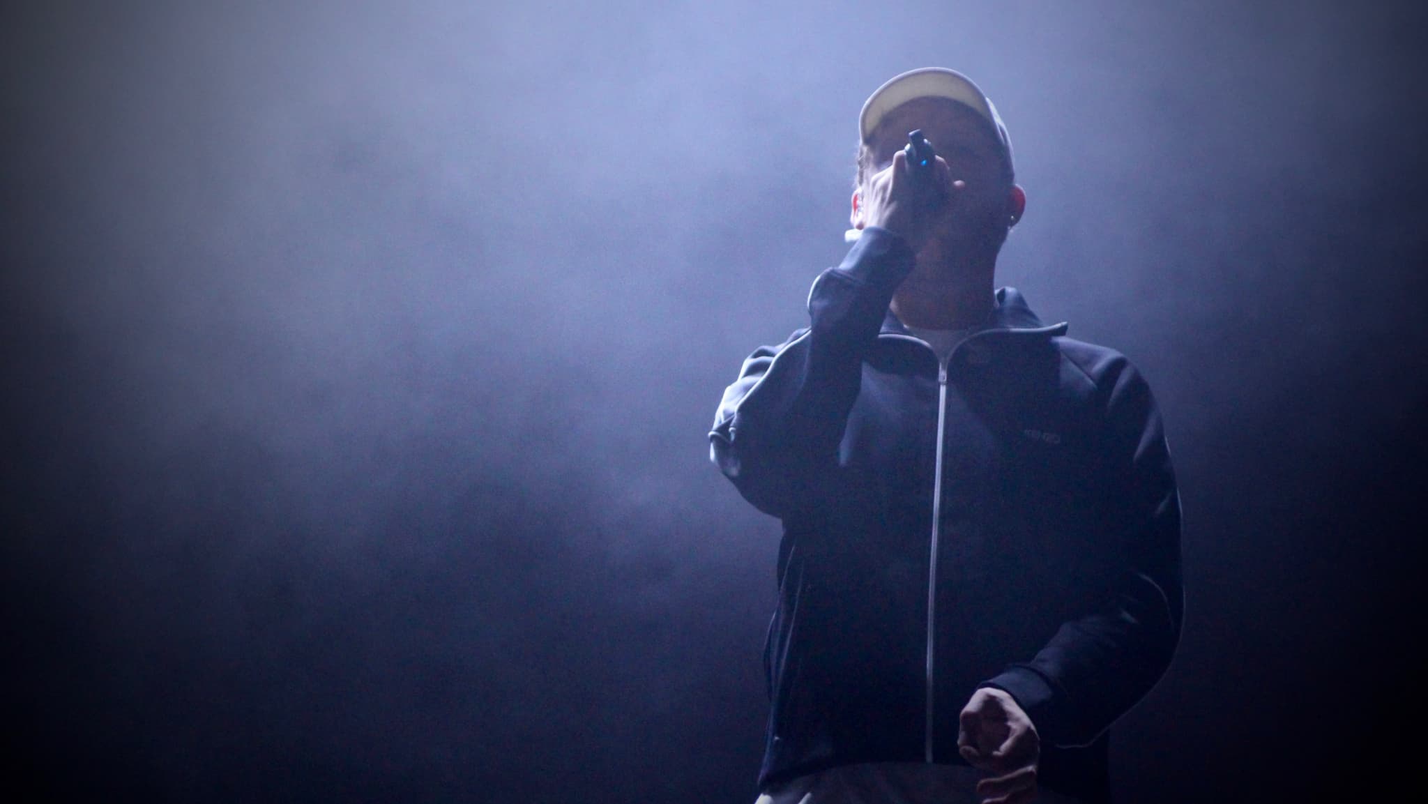 Dans le noir, caché sous sa casquette et les flashs des stroboscopes, Eddy de Pretto se dévoile comme jamais. Dans le noir, caché sous sa casquette et les flashs des stroboscopes, Eddy de Pretto se dévoile comme jamais.
