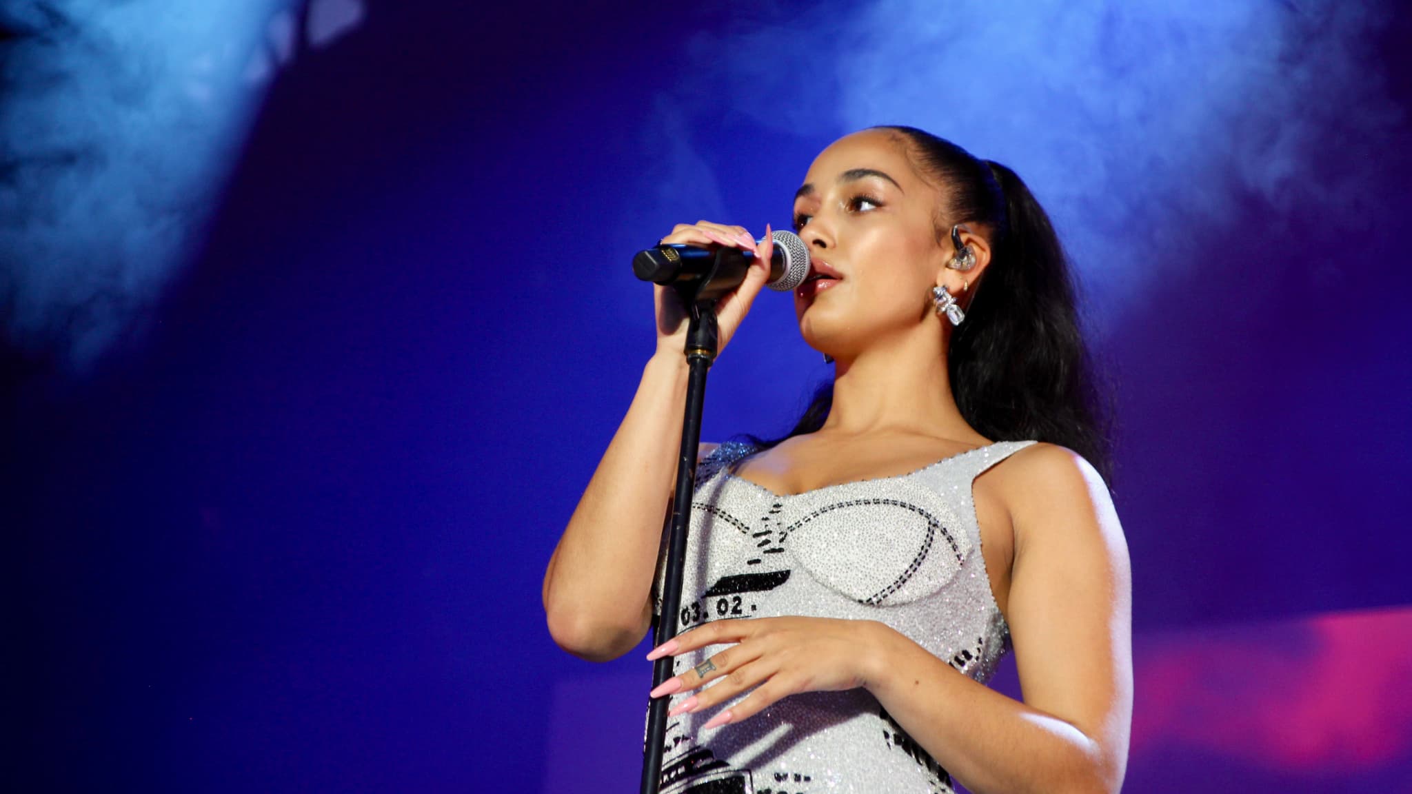 Jorja Smith, sensation R'n'B venue d'outre-Manche, a attiré la foule devant la Grande Scène ce samedi soir.