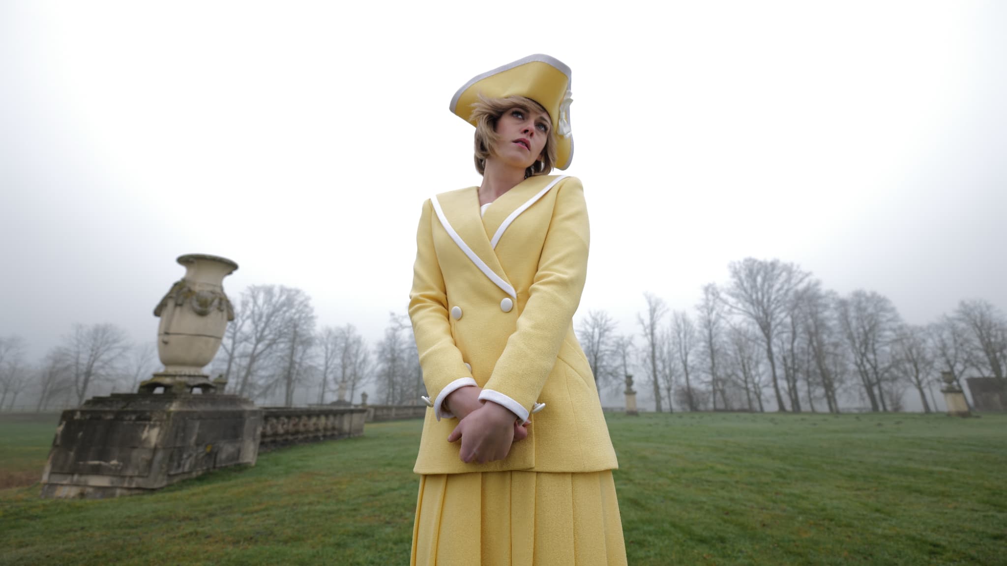 Kristen Stewart est Lady Di en tailleur jaune dans le film Spencer Kristen Stewart est Lady Di en tailleur jaune dans le film Spencer