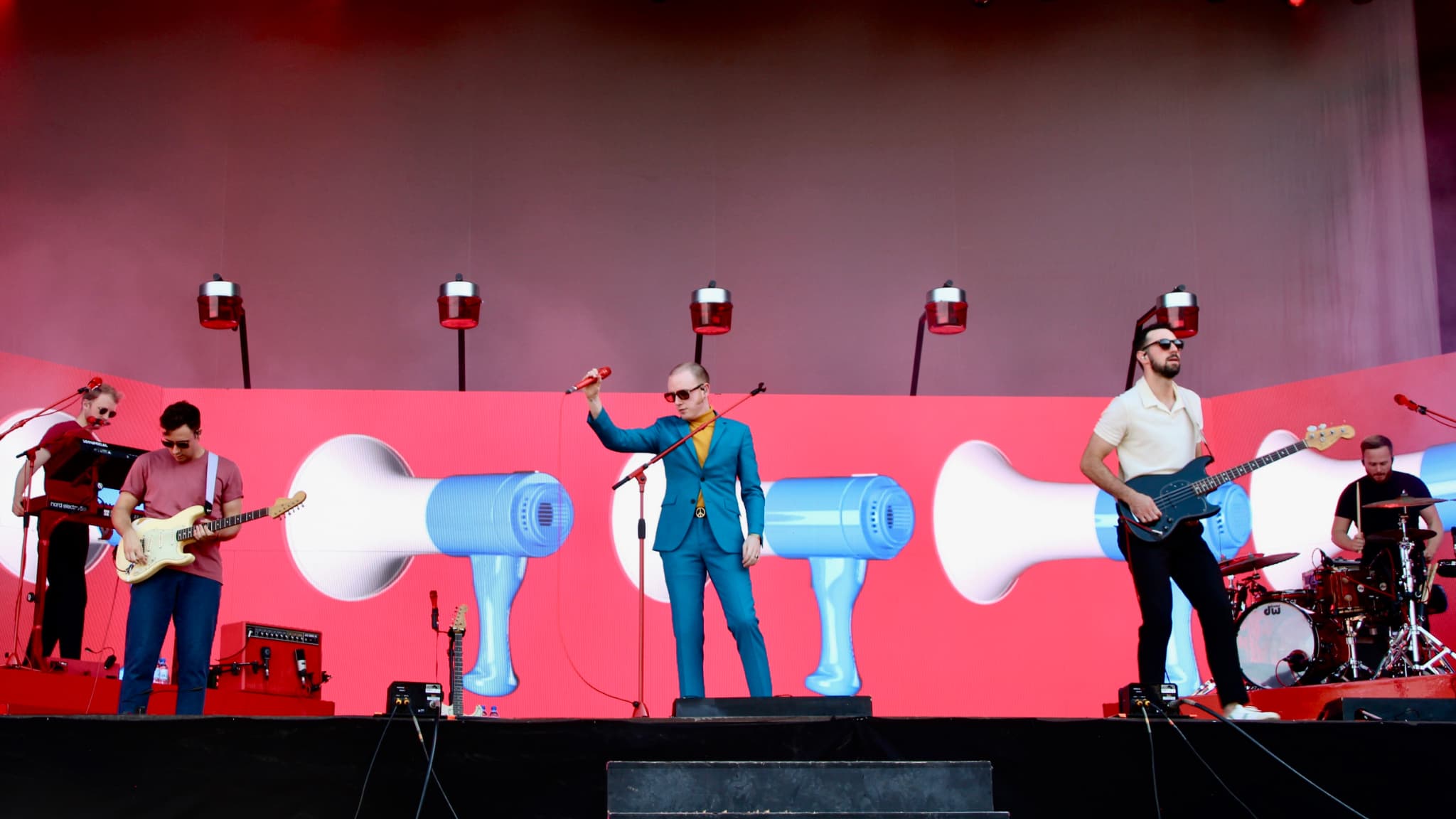 Les Nord-Irlandais de Two Door Cinema Club ont enchaîné les tubes pour faire danser le public de Rock en Seine Les Nord-Irlandais de Two Door Cinema Club ont enchaîné les tubes pour faire danser le public de Rock en Seine