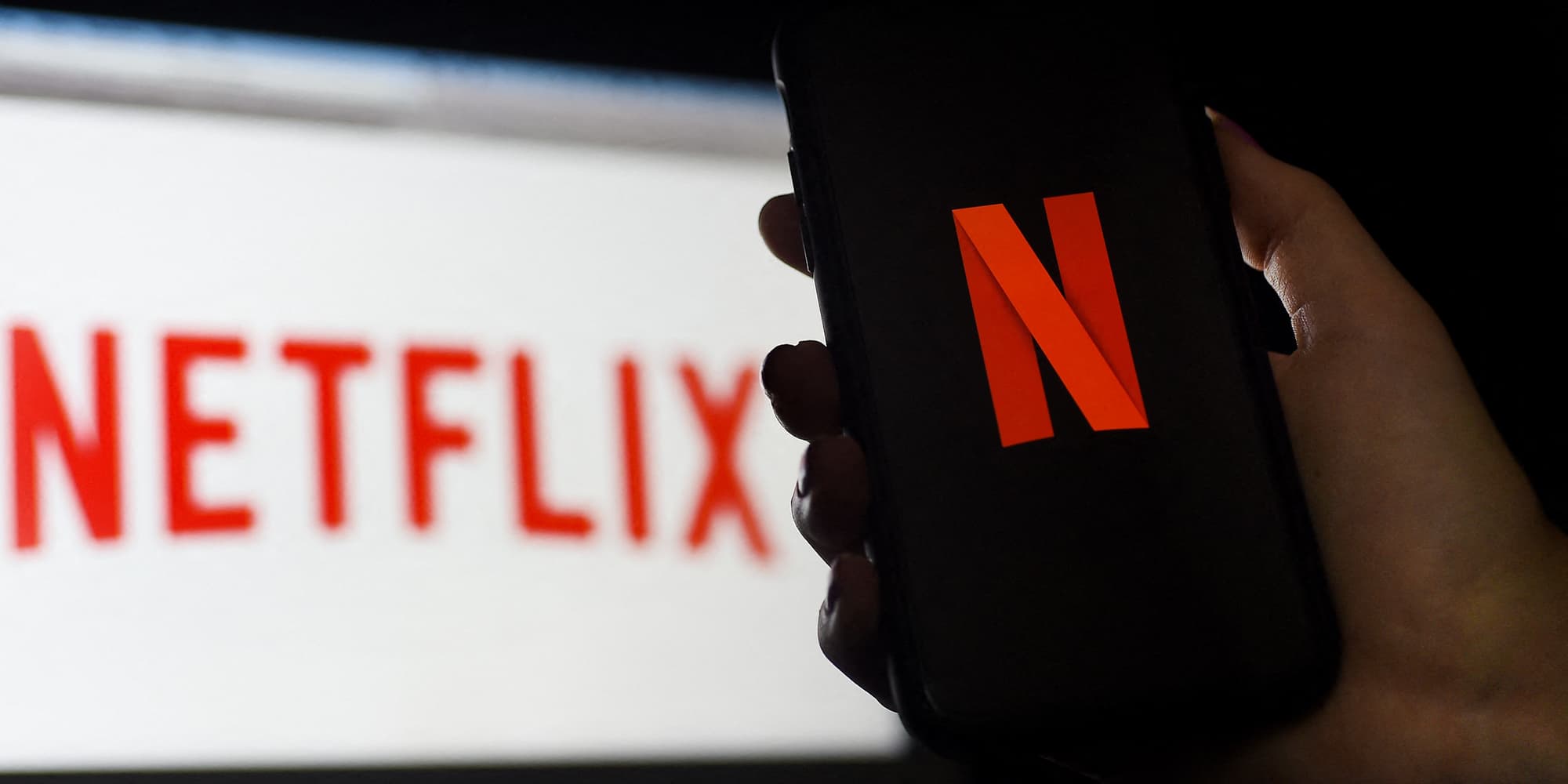 Photo d'illustration d'écrans d'ordinateur et de smartphone avec le logo Netflix, prise à Arlington, le 31 mars 2020.