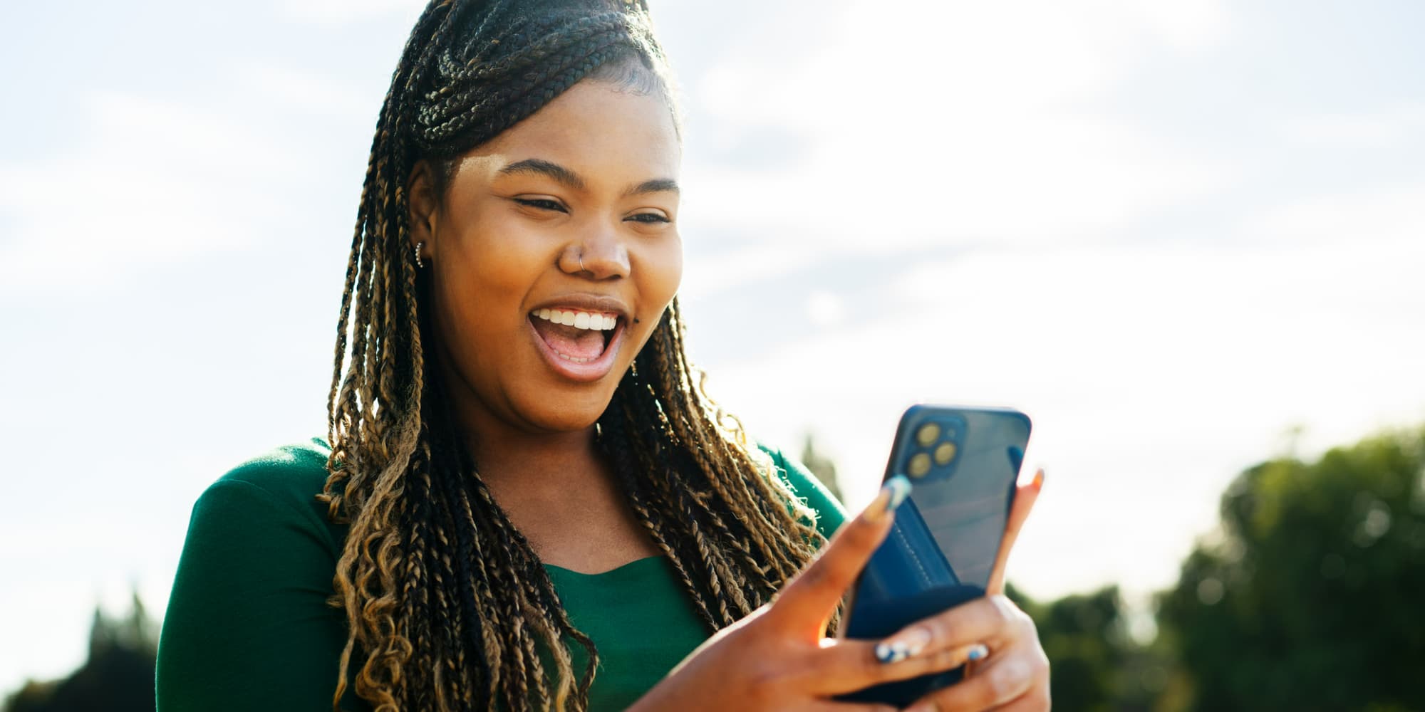 Avec ses 60 Go de data 5G et les appels et SMS illimités, le forfait 60 Go de SFR est une valeur sûre qui va vous donner le sourire !