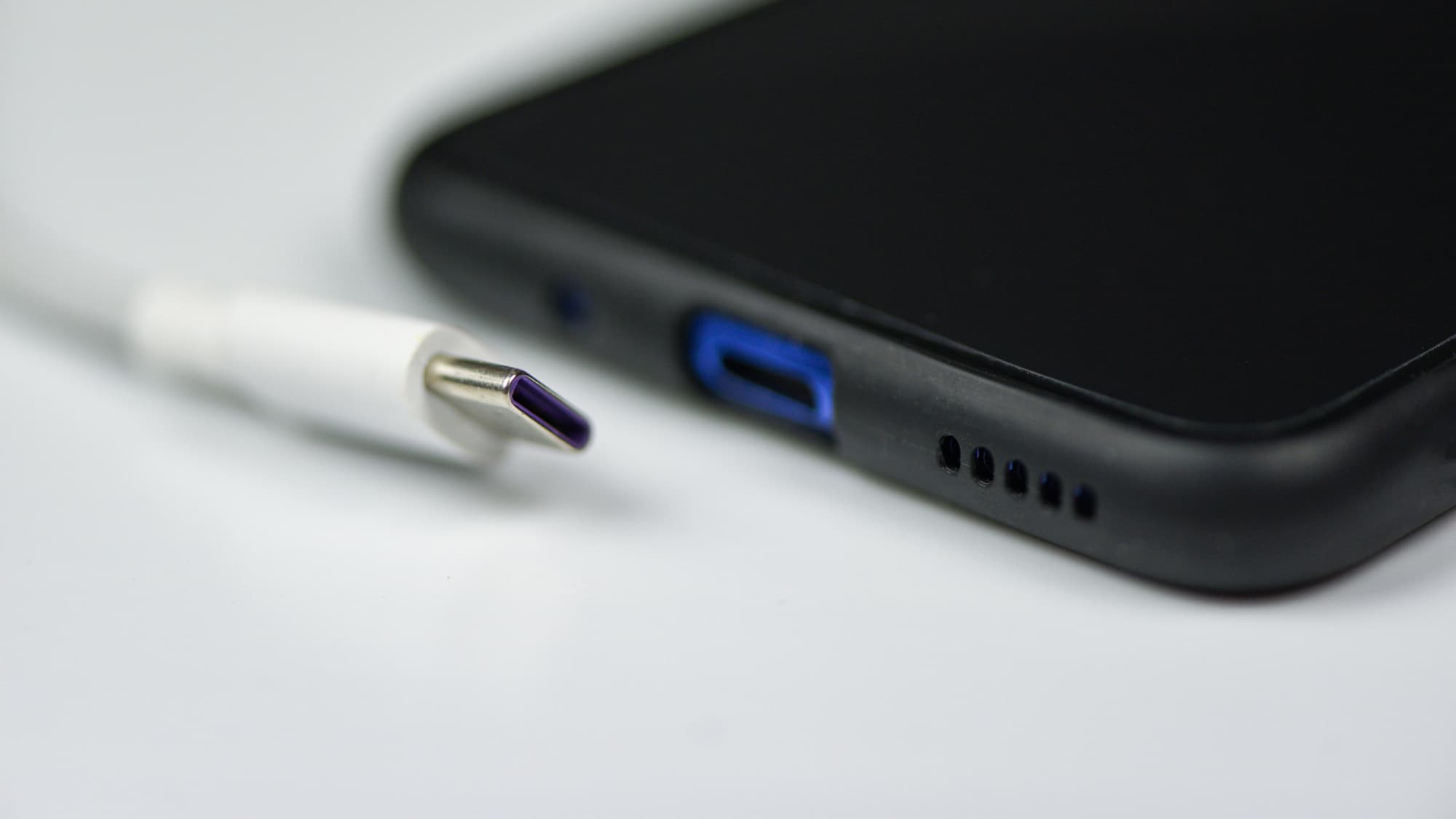 USB-C ケーブルにはウイルスが感染している可能性があるので注意してください