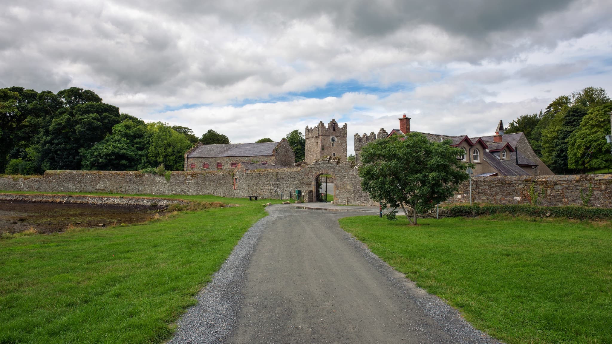 Entrée du château Ward, en Irlande du Nord, lieu de tournage de la grande cour de Winterfell dans Game of Thrones. Entrée du château Ward, en Irlande du Nord, lieu de tournage de la grande cour de Winterfell dans Game of Thrones.