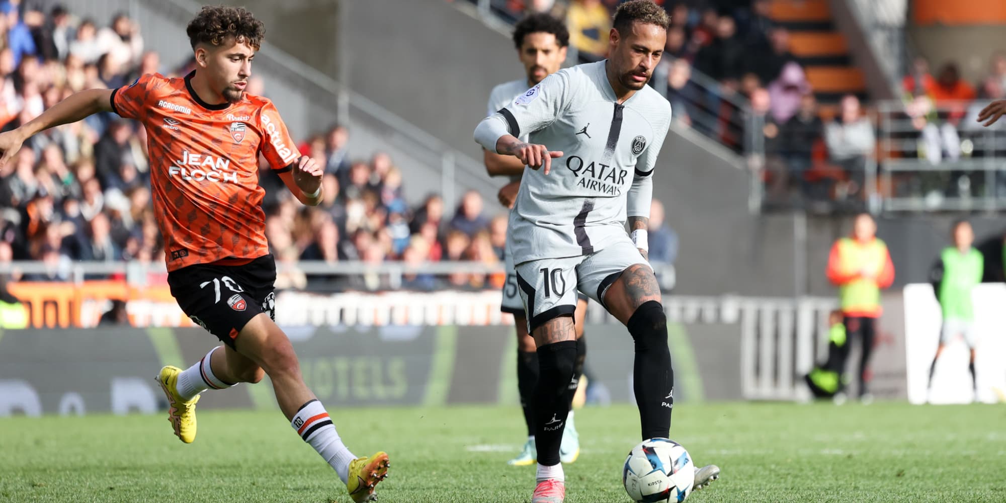 Adil Aouchiche et Neymar lors de la dernière rencontre entre le PSG et Lorient en Ligue 1, le 6 novembre 2022 au Stade du Moustoir de Lorient.