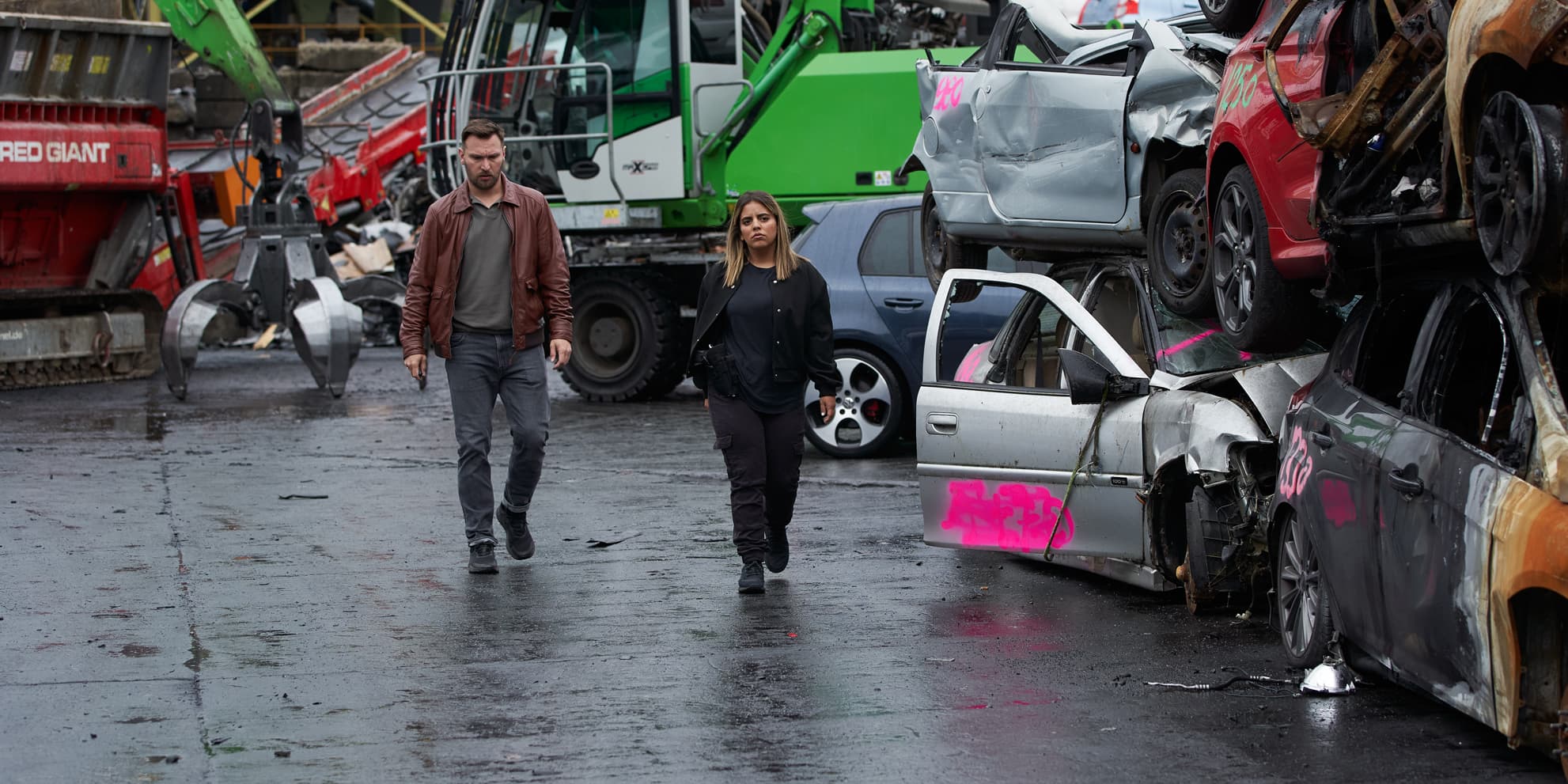 Inès Reg et Kevin Debonne dans ''Les Infaillibles'', la nouvelle comédie d'action à voir dès maintenant sur Prime Video.