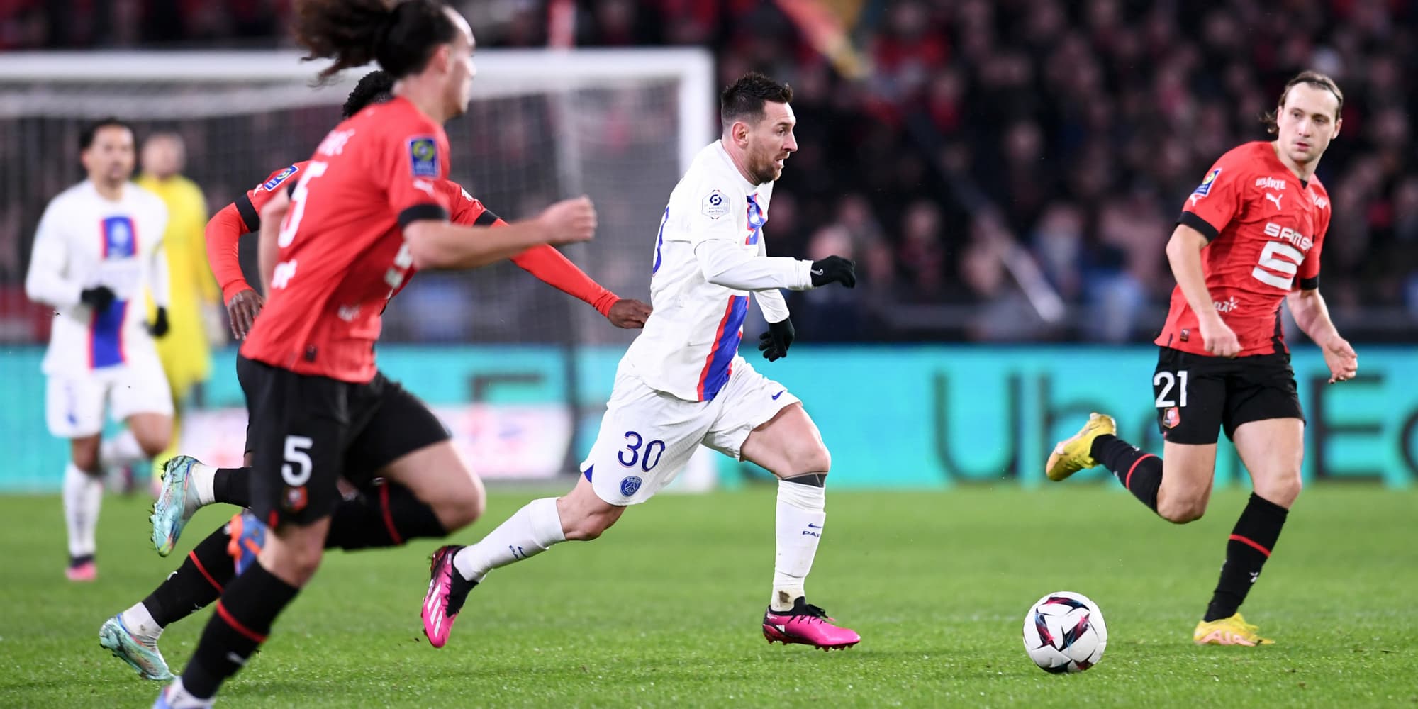 Lionel Messi encerclé par trois joueurs rennais lors de Rennes - PSG, le 15 janvier 2023 