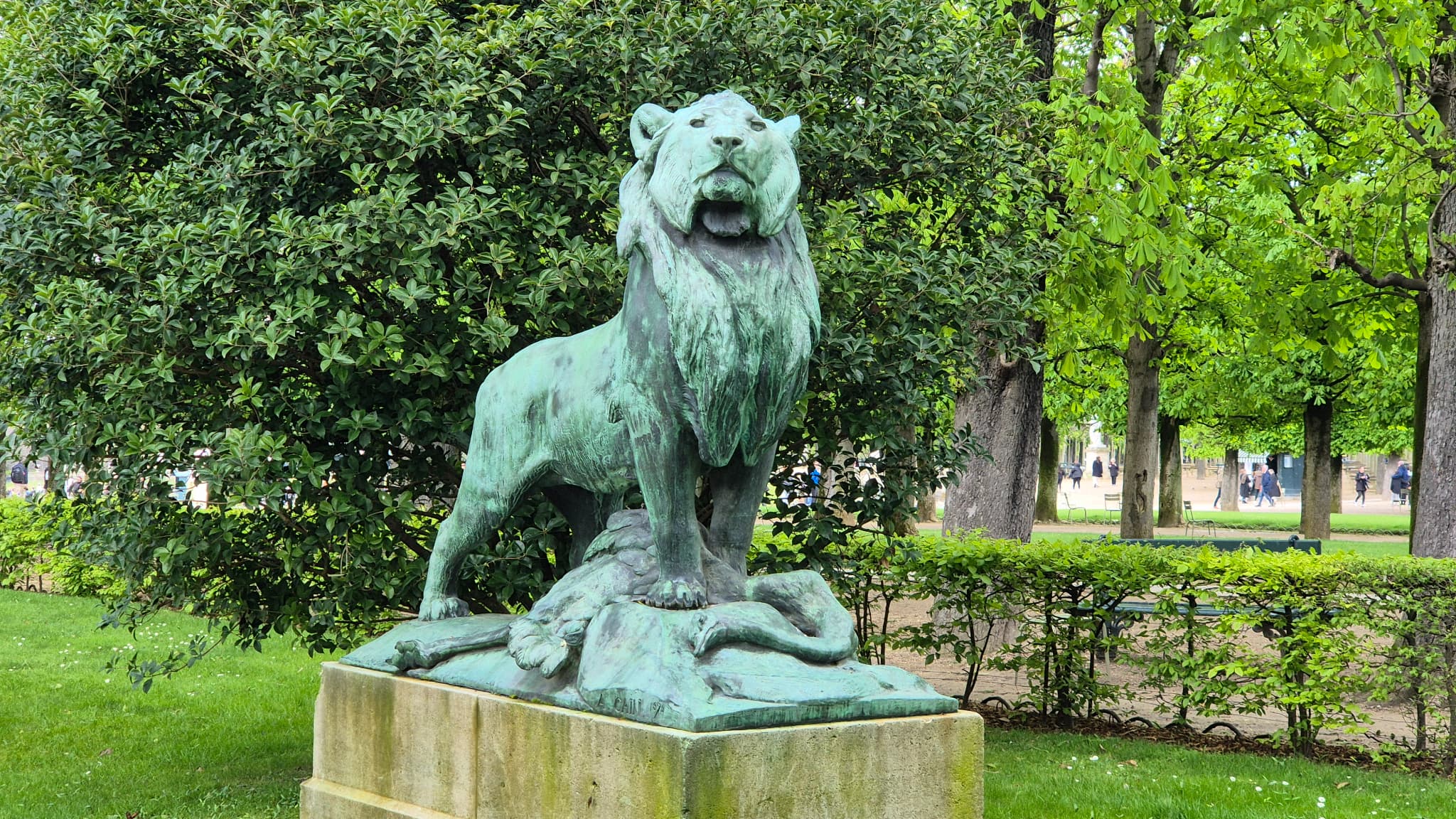 Passons ensuite au x3. Le Galaxy S24 s'en sort à merveille : les couleurs et les imperfections de la statue ressortent très bien...