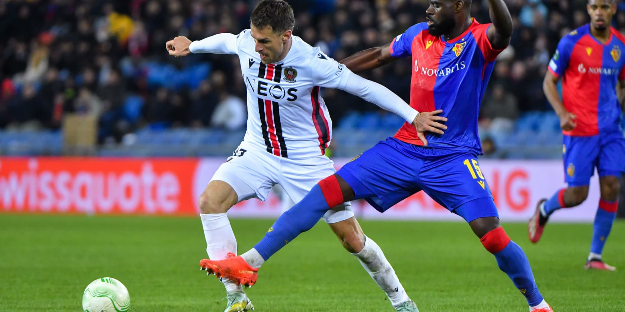 Aaron Ramsey (OGC Nice) et Kasim Nuhu (FC Bâle) lors du quart de finale aller de Ligue Europa Conférence à Bâle (Suisse), le 13 avril dernier