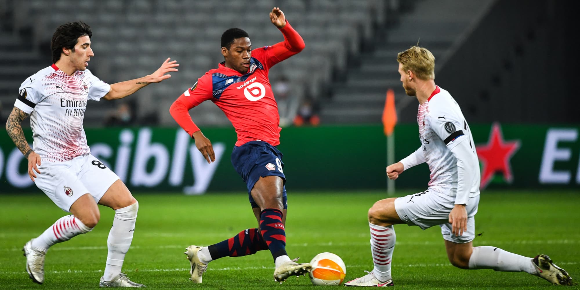 Jonathan David face à Sandro Tonali et Simon Kjaer lors d'un match Lille - AC Milan en Ligue Europa, au stade Pierre Mauroy, le 26 novembre 2020.