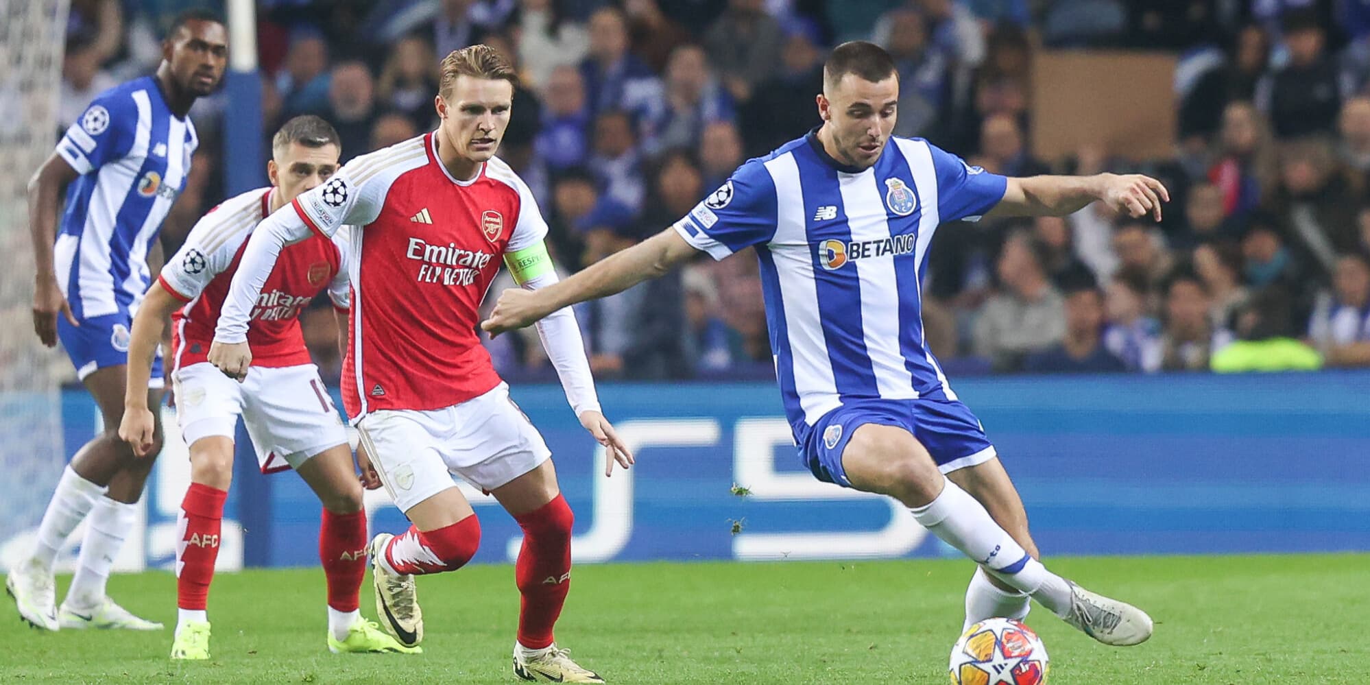 Nico González et Martin Odegaard lors du match aller entre Porto et Arsenal, le 21 février dernier à l'Estádio do Dragão (Porto).