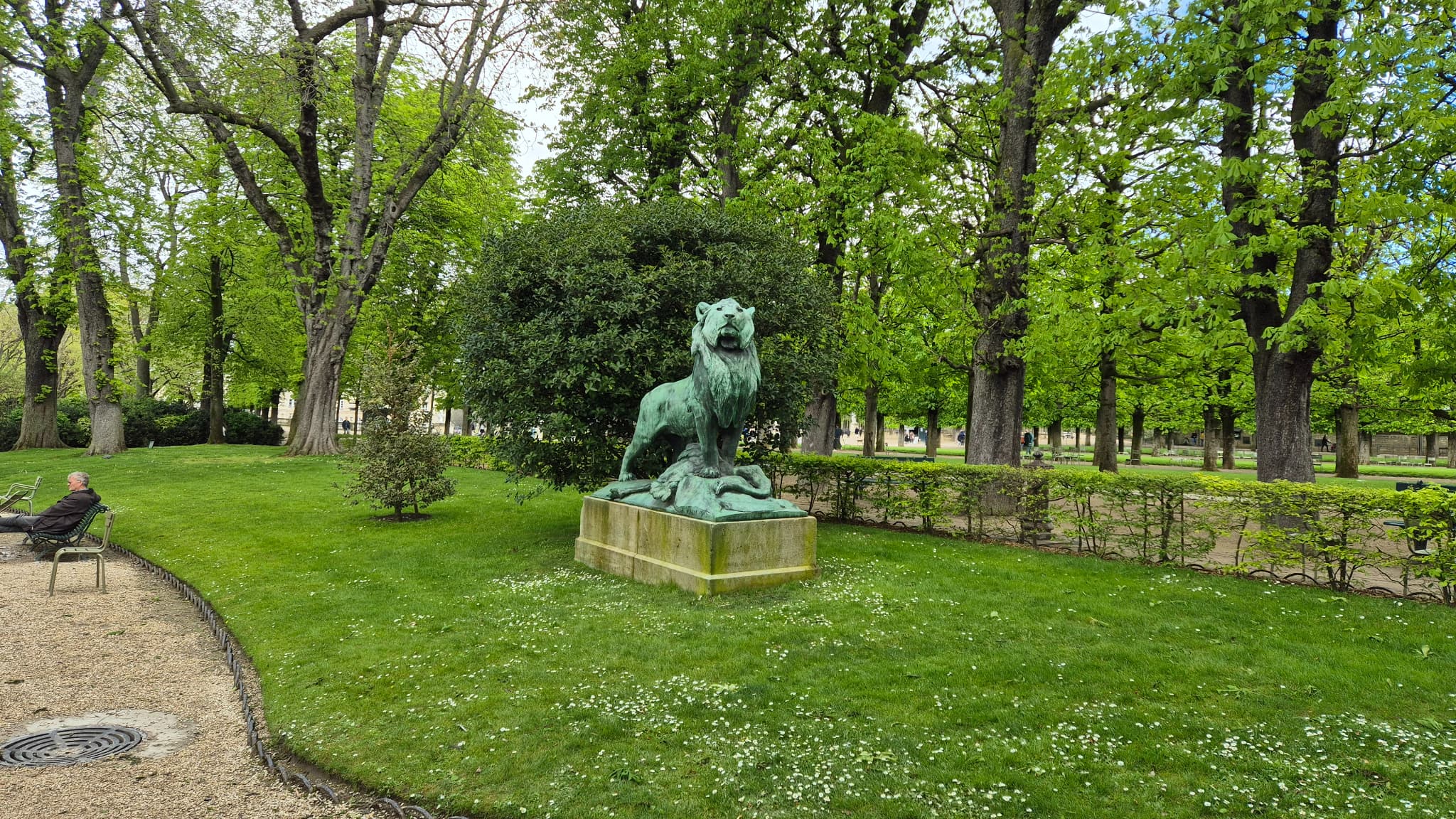 La photographie d’une statue capturée par l’objectif principal du Galaxy S24, en x1.