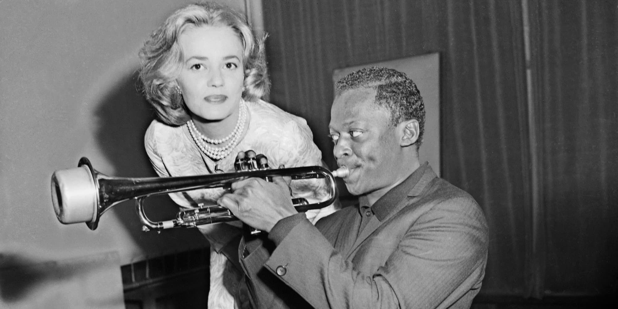 Miles Davis donne un cours de trompette à Jeanne Moreau à Paris, le 5 décembre 1957
