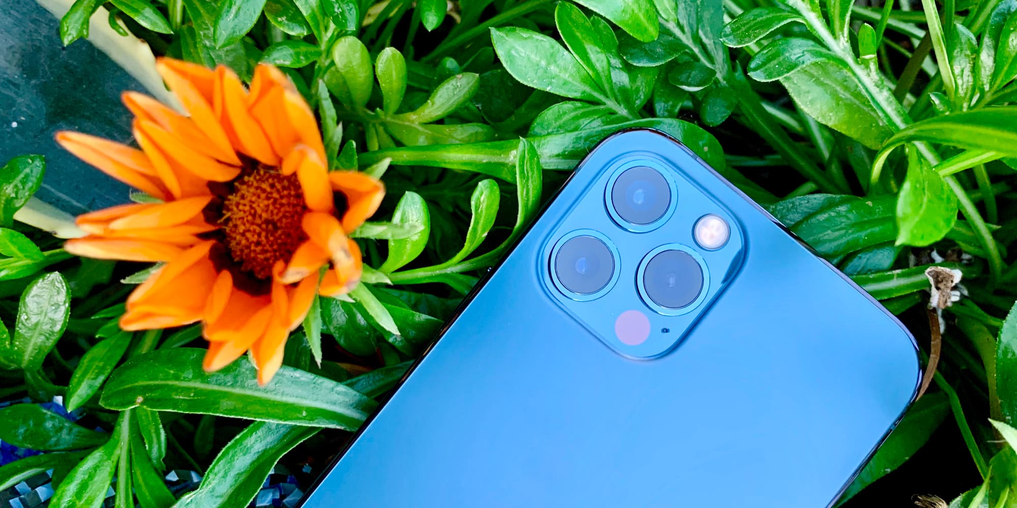 L'iPhone 12 Pro peut se reposer sur son triple objectif ultra performant et, c'est nouveau, sur son scanner LiDAR (qui ressort ici en rouge)...