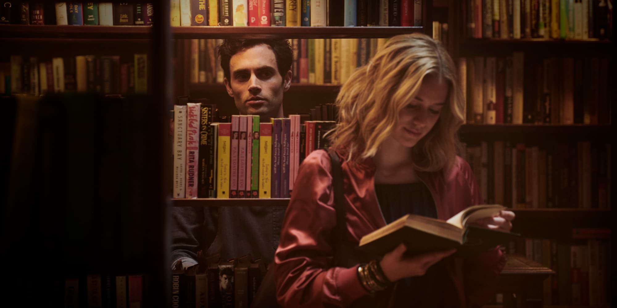 Joe est un bien étrange personnage dans le série You sur Netflix.