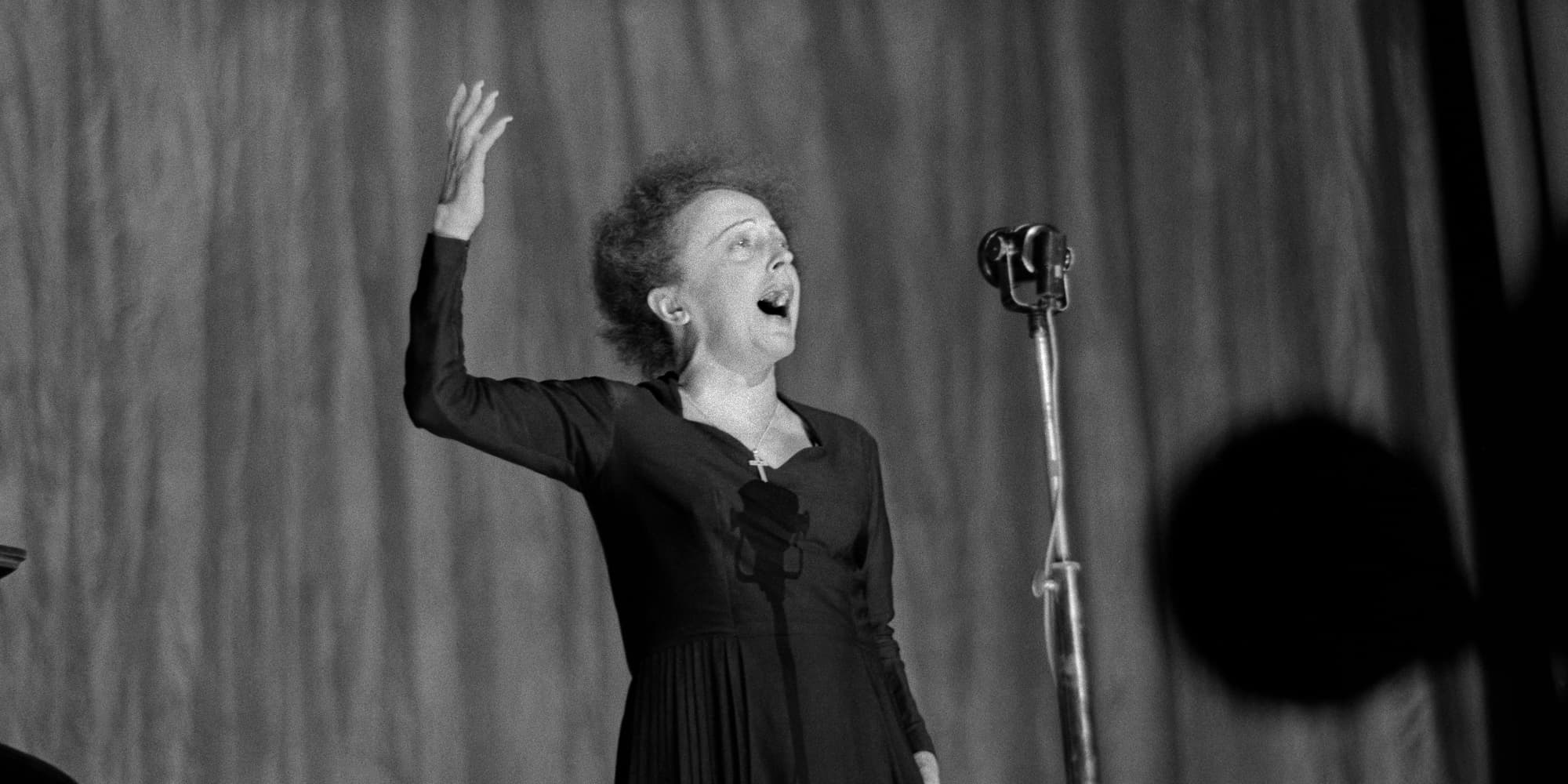 La chanteuse française Édith Piaf sur la scène de l'Olympia, à Paris, le 30 décembre 1960.