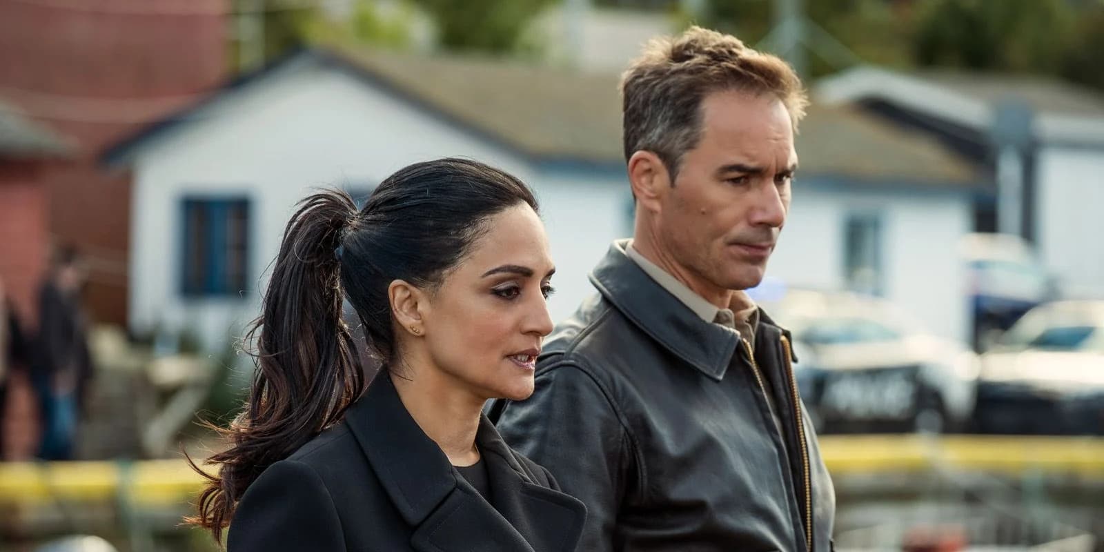 Archie Panjabi et Kris Holden-Ried dans la saison 3 de la série "Departure", actuellement à (re)voir sur Netflix.