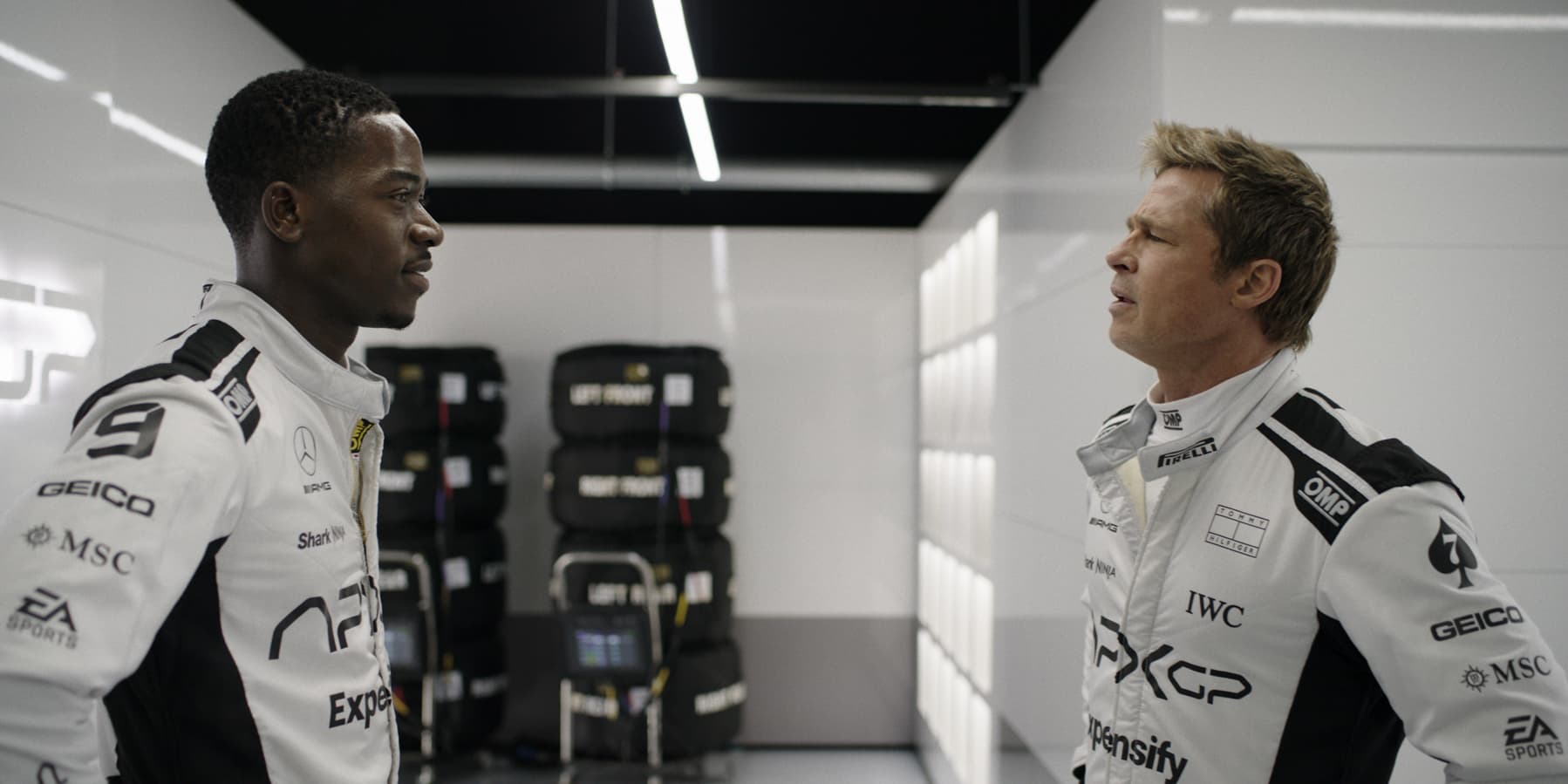 Damson Idris (Joshua Pearce) et Brad Pitt (Sonny Hayes) partagent l'affiche du film F1, à (re)voir sur la plateforme VOD de SFR.