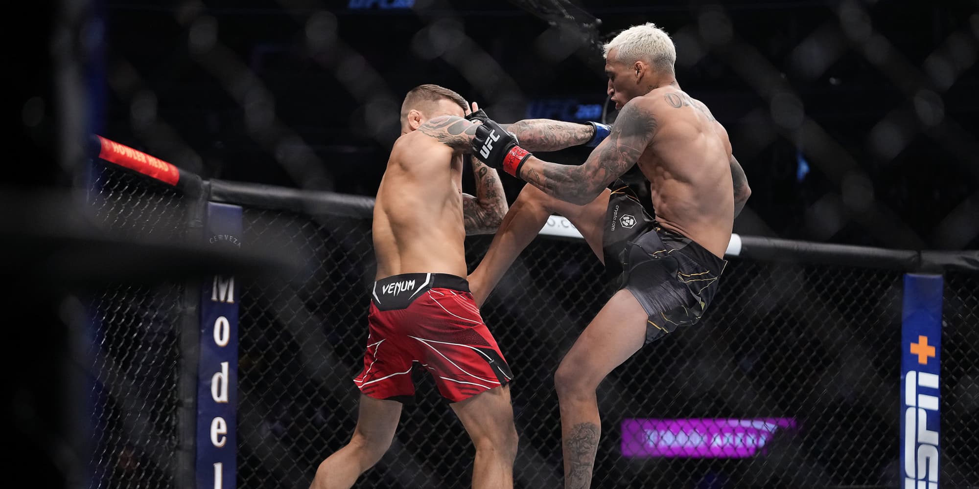 Charles Oliveira (à droite) face à Dustin Poirier lors de l'UFC 269, à Las Vegas, le 11 décembre 2021.