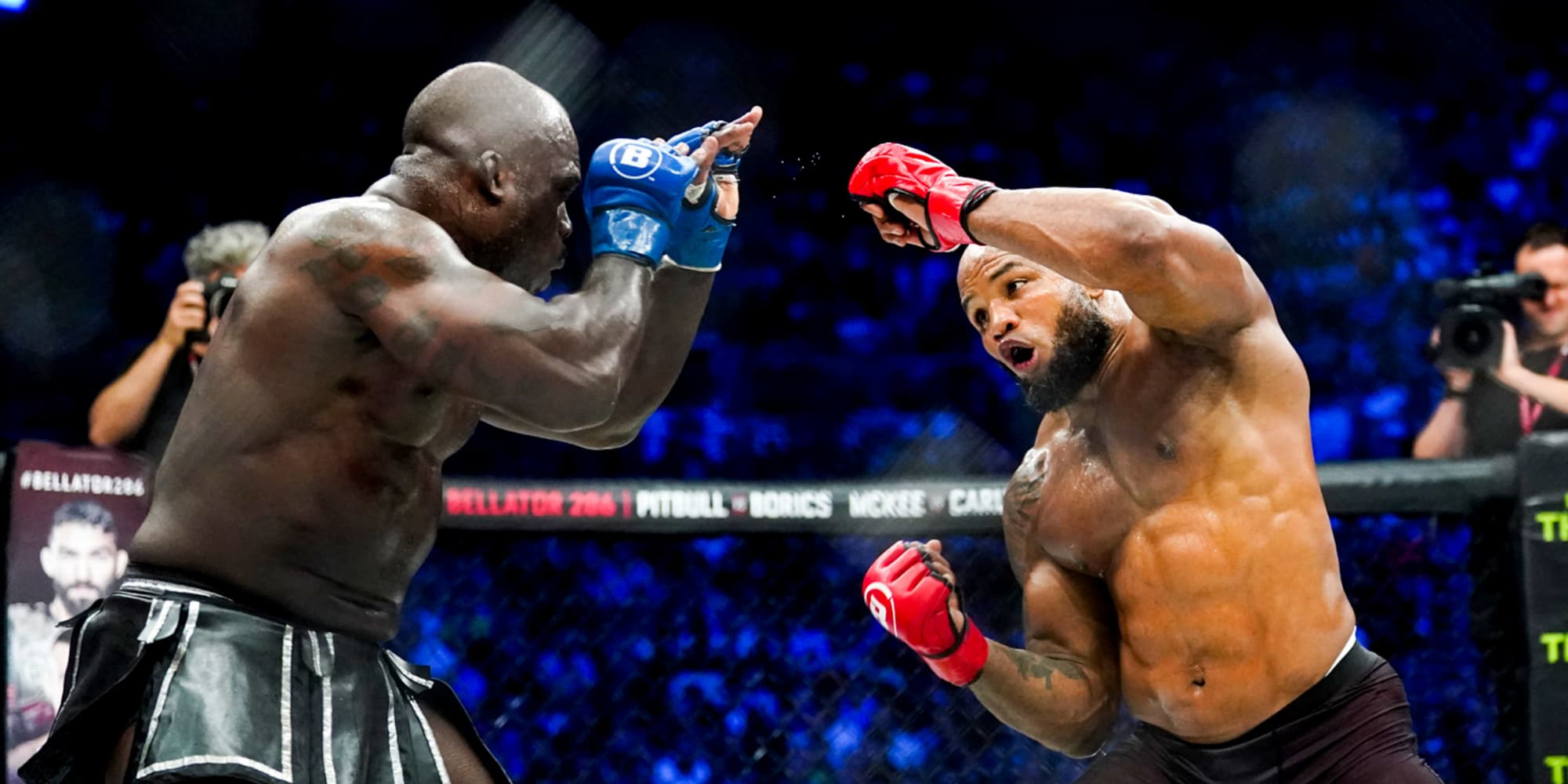 Le combattant cubain Yoel Romero (gants rouges) lors de son combat face à Melvin Manhoef au Bellator 285 à Dublin, le 23 septembre 2022.