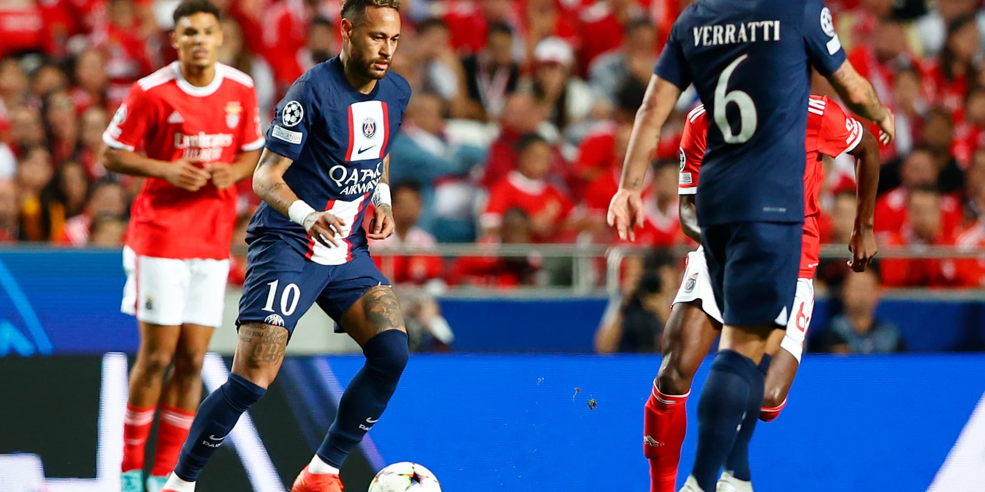 Neymar en action lors de Benfica-PSG en Ligue des Champions, le 5 octobre 2022 à l'Estàdio da Luz de Benfica, Portugal