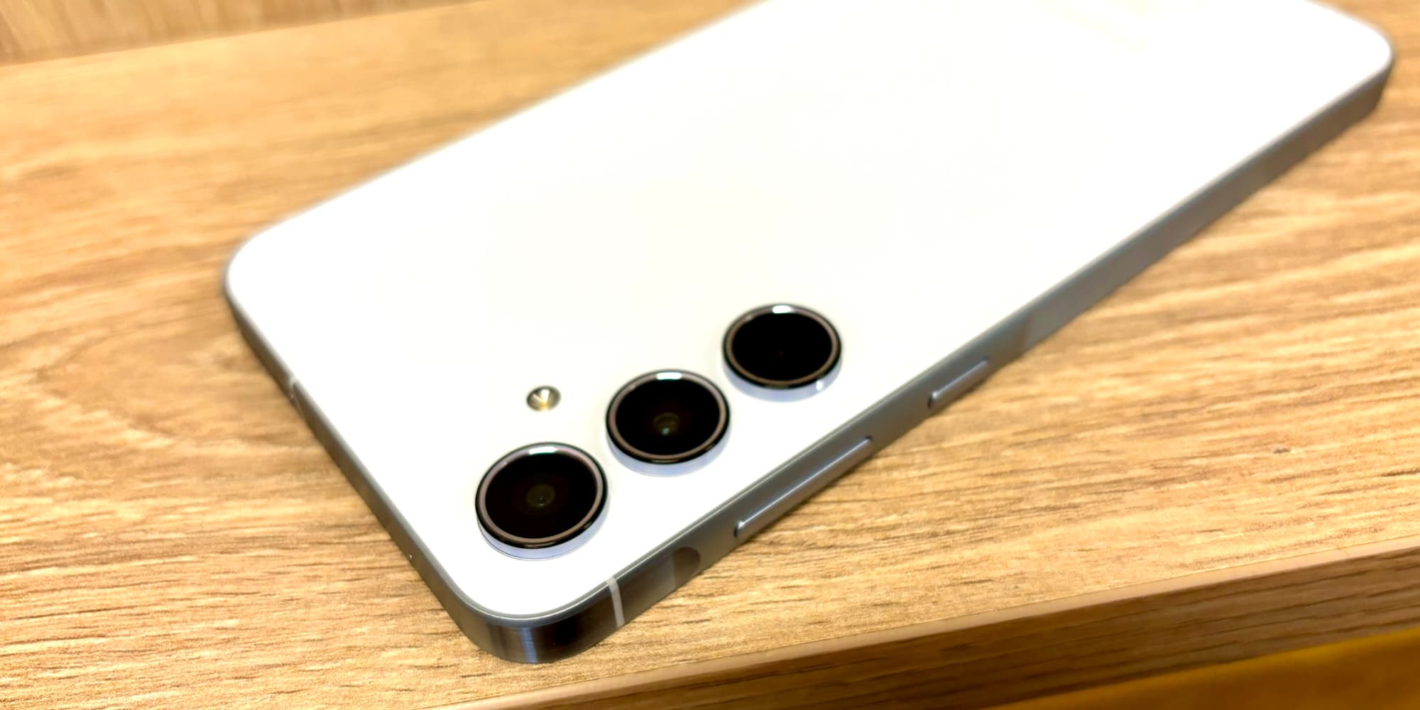 Le Galaxy A55 5G (photo), comme d'autres smartphones de la marque coréenne, aura accès à des fonctionnalité de Galaxy AI