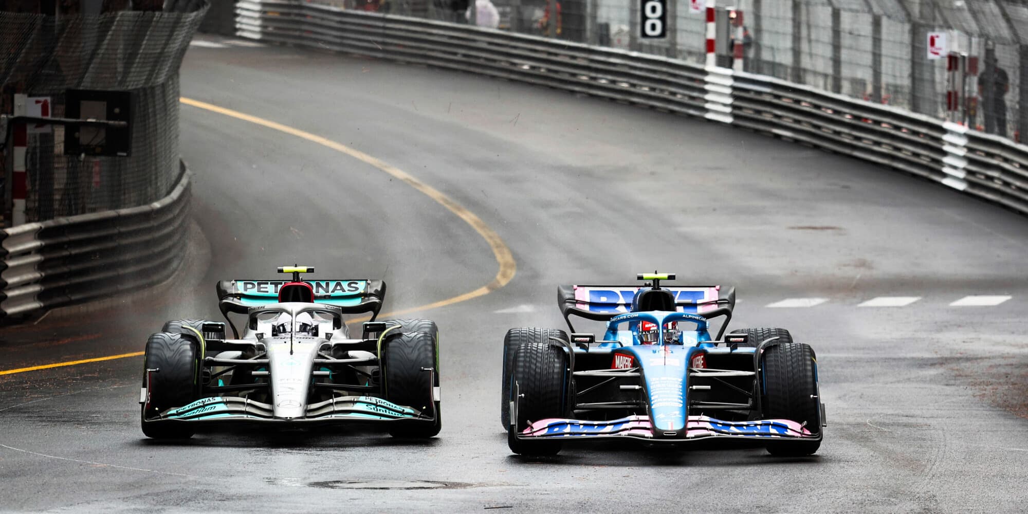 Lewis Hamilton et Esteban Ocon lors de la dernière édition du Grand Prix de Monaco, le 29 mai 2022.