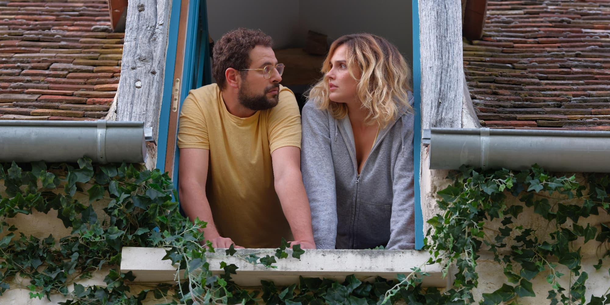 Camille Lou et Hakim Jemili jouent un couple quittant Paris pour s'installer à la campagne, un nouveau milieu qu'ils vont apprendre à connaître non sans mal...