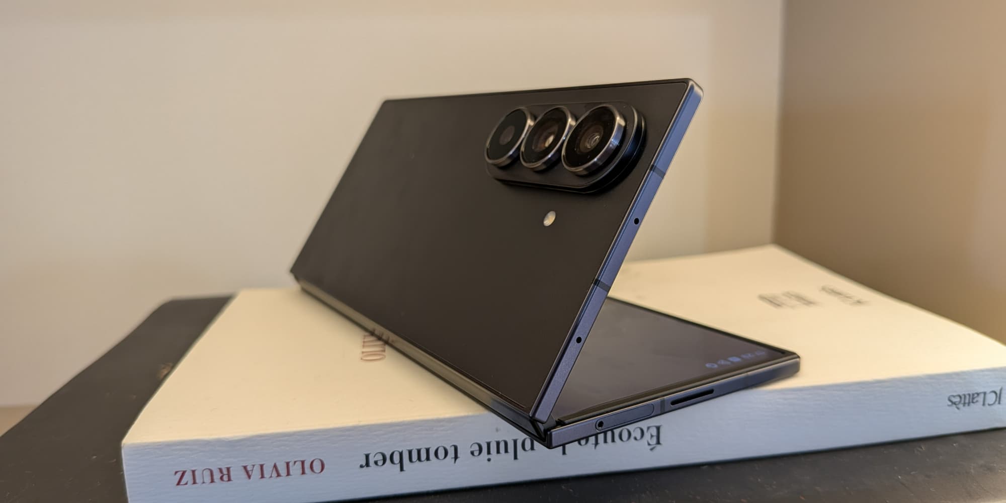 Le prochain Motorola pourrait bien concurrencer le Fold de chez Samsung, ici en photo.