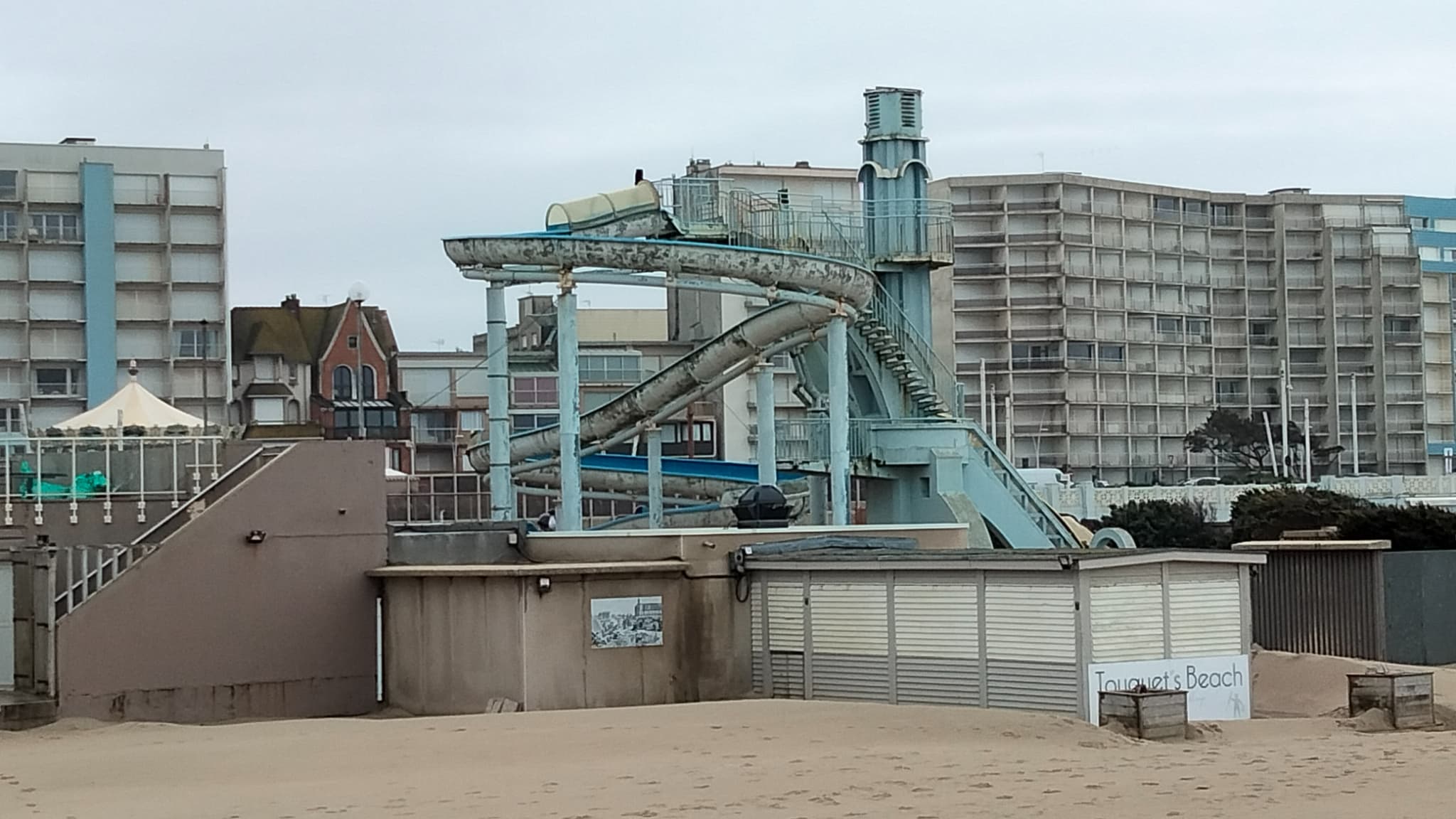 Les tons gris et bleus semblent bien convenir à l'appareil photo du A53s Les tons gris et bleus semblent bien convenir à l'appareil photo du A53s